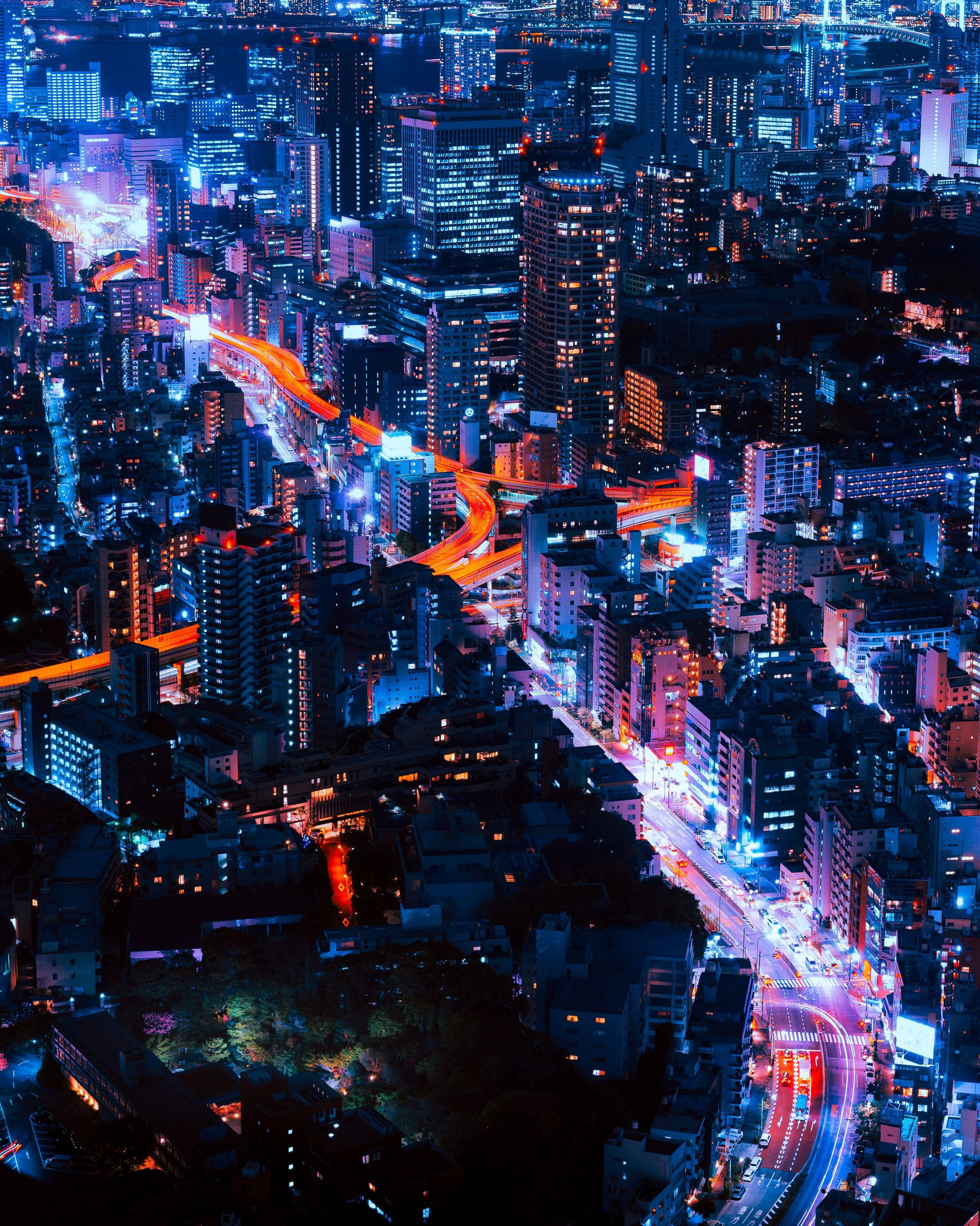 Panoramă nocturnă a orașului Tokyo strălucind Fundal