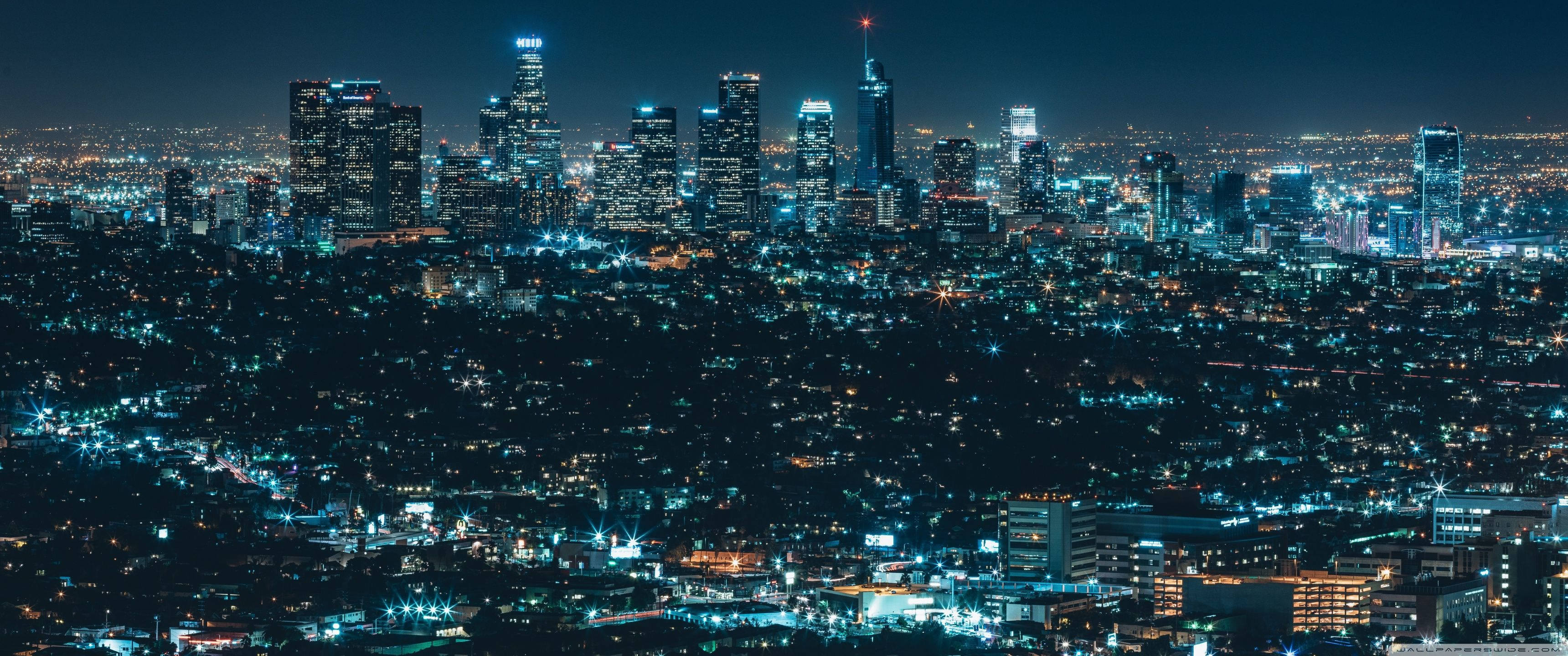 Panoramă urbană luminoasă într-o vedere ultra-wide Fundal