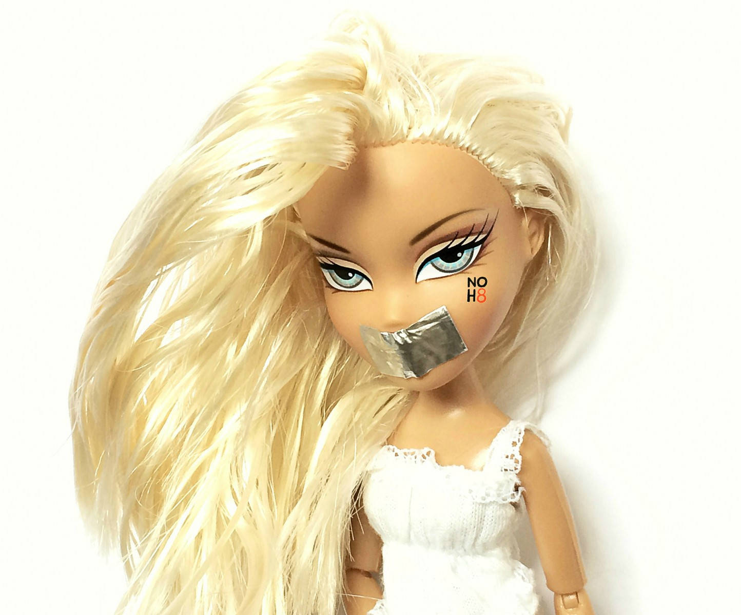 Păpușă Bratz Estetică Ostatică în Alb Fundal