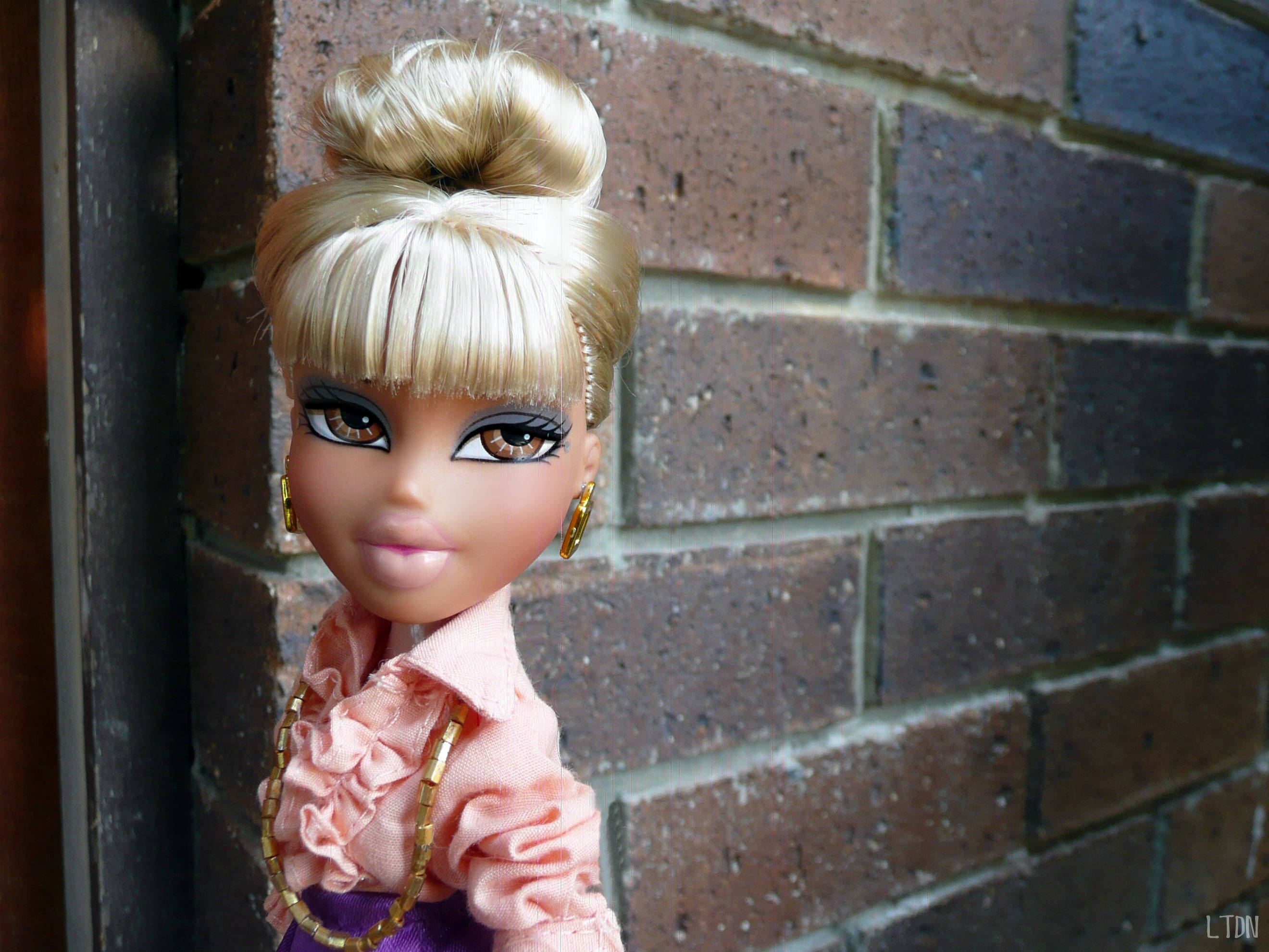 Păpușă Bratz estetică blondă Fundal