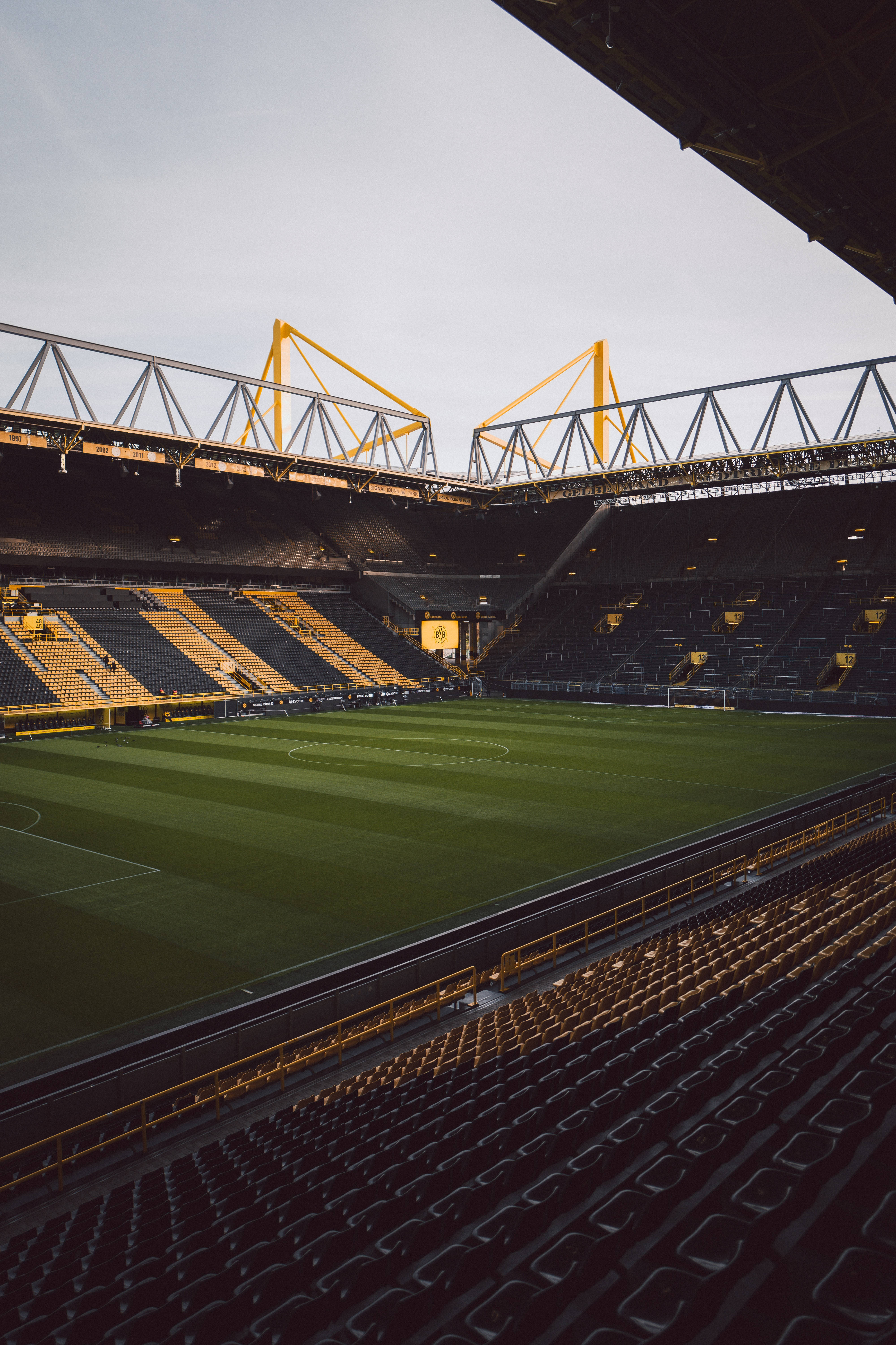 Părăsind Cel Mai Singuratic Stadion de Fotbal din Lume Fundal