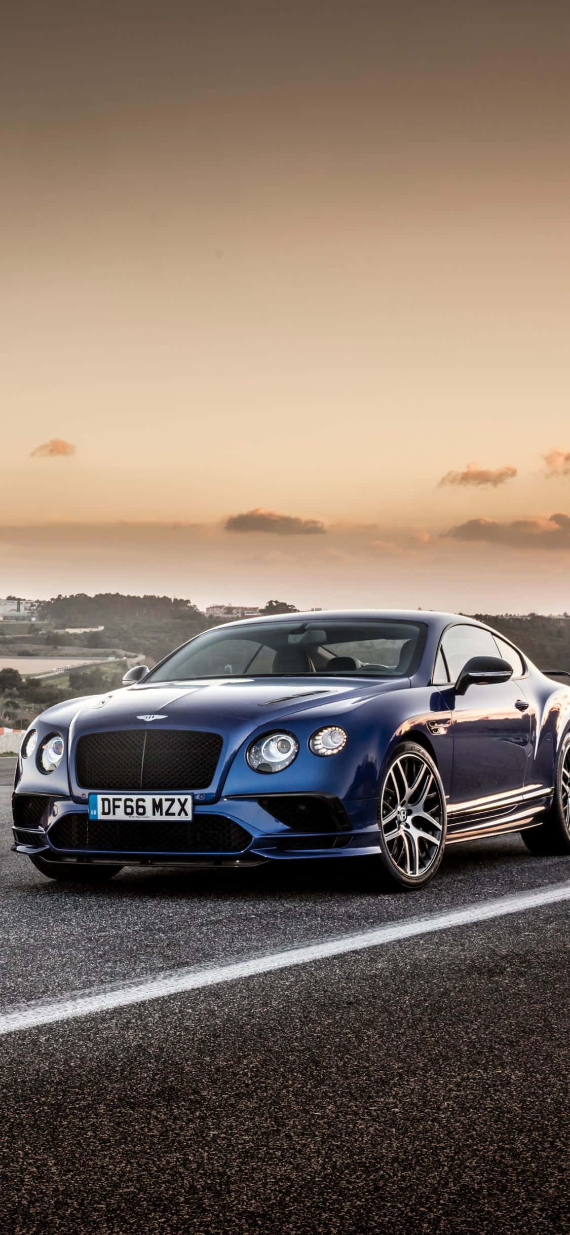 Parked Blue Bentley iPhone Fundal