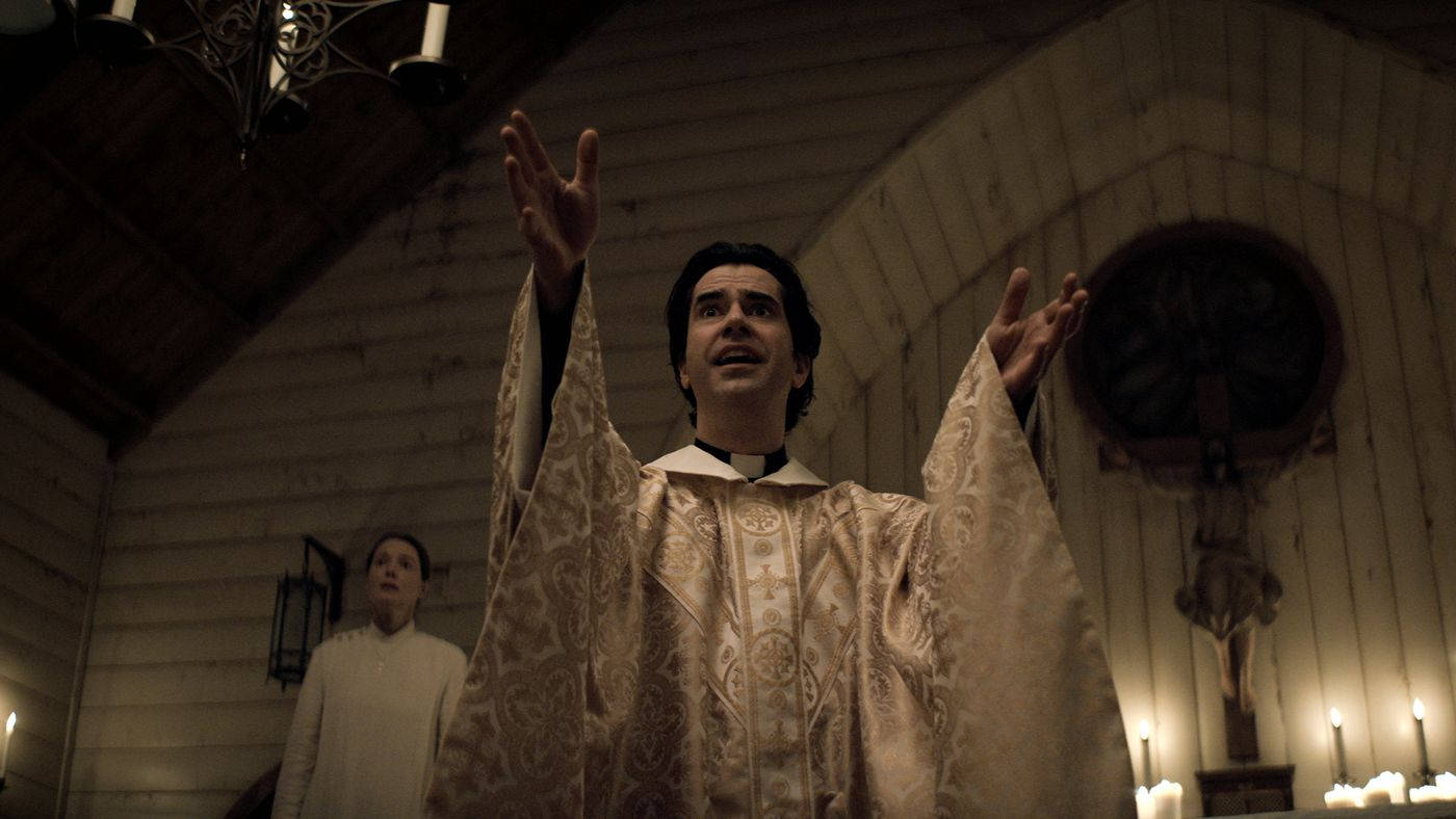 Părintele Paul de la Midnight Mass în Biserică Fundal