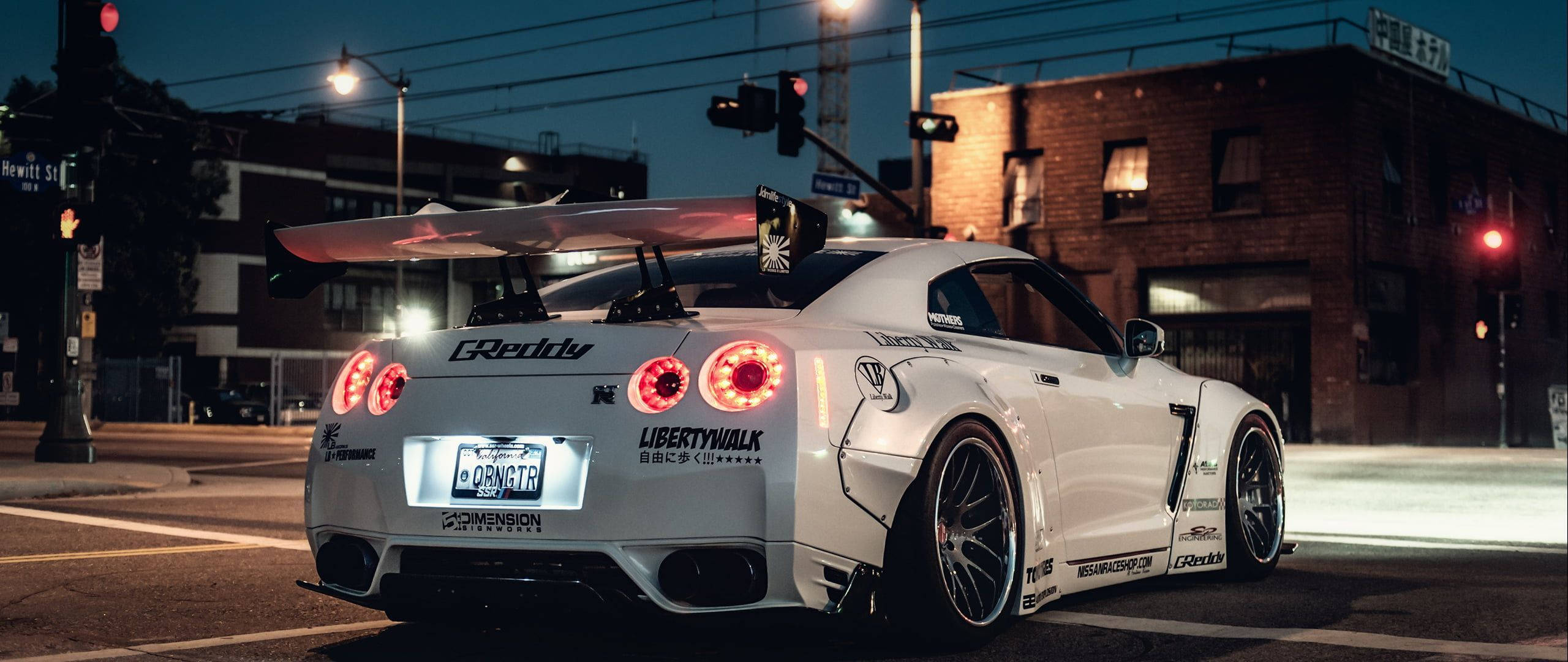 Partea din spate a unui Nissan Skyline GTR R34 alb Fundal