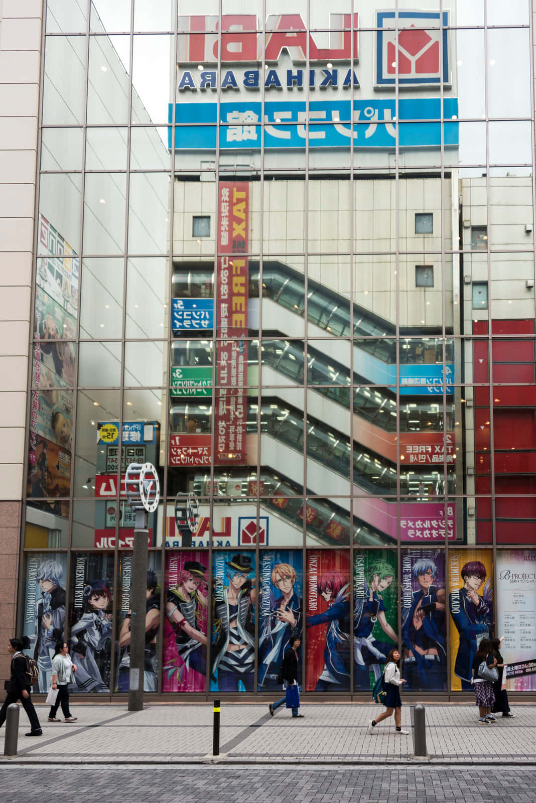 Pasionat de cultura otaku, bucurându-se de anime și manga Fundal