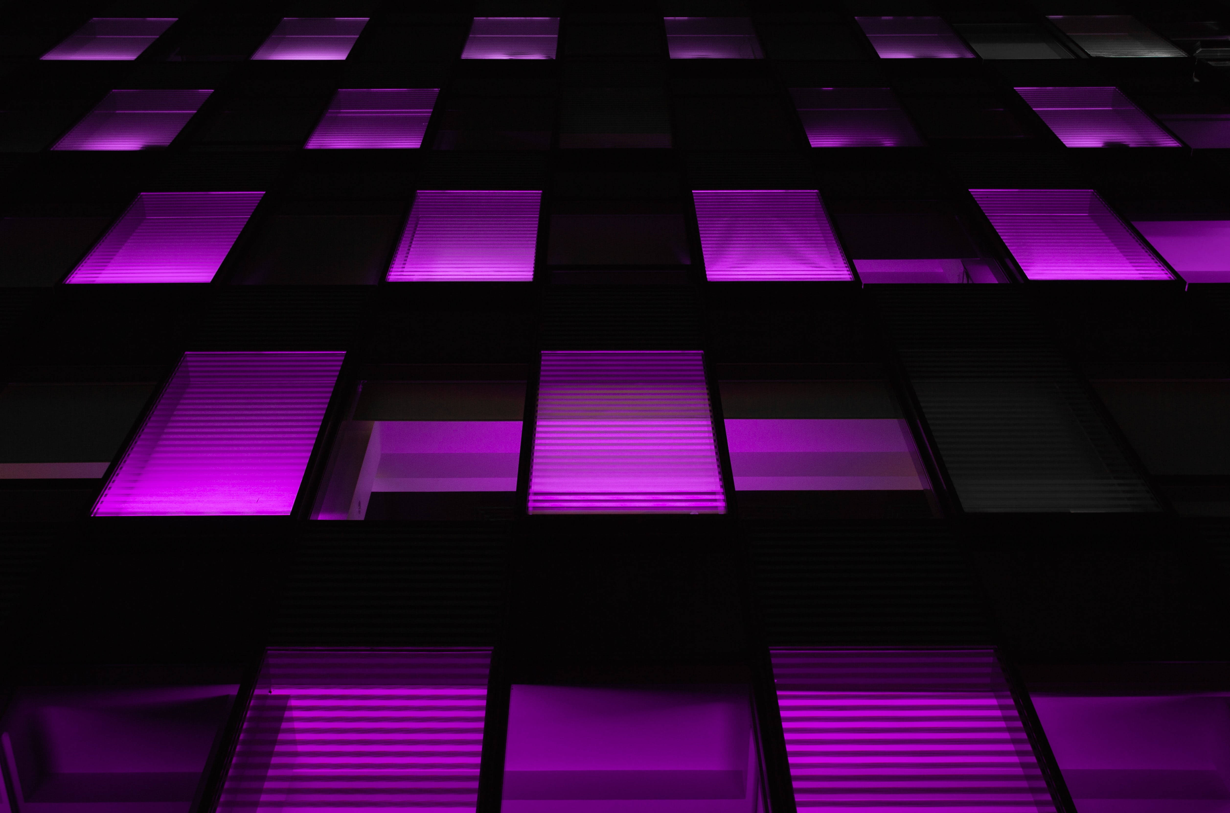 Pătrate mov neon închis Fundal