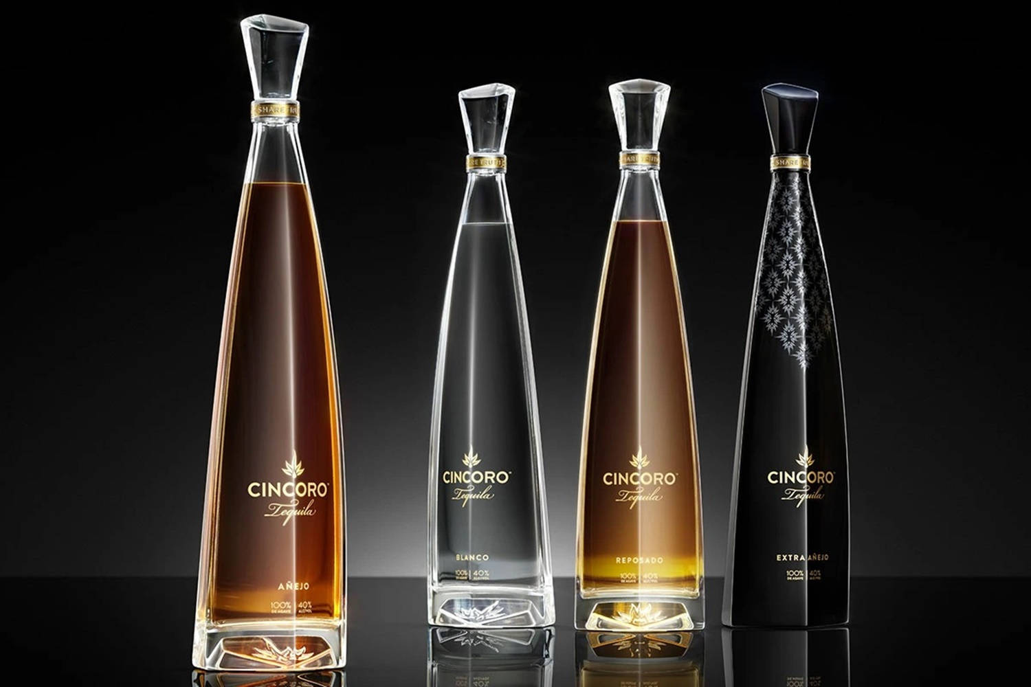 Patru sticle Cincoro Tequila pe fundal gradient negru Fundal