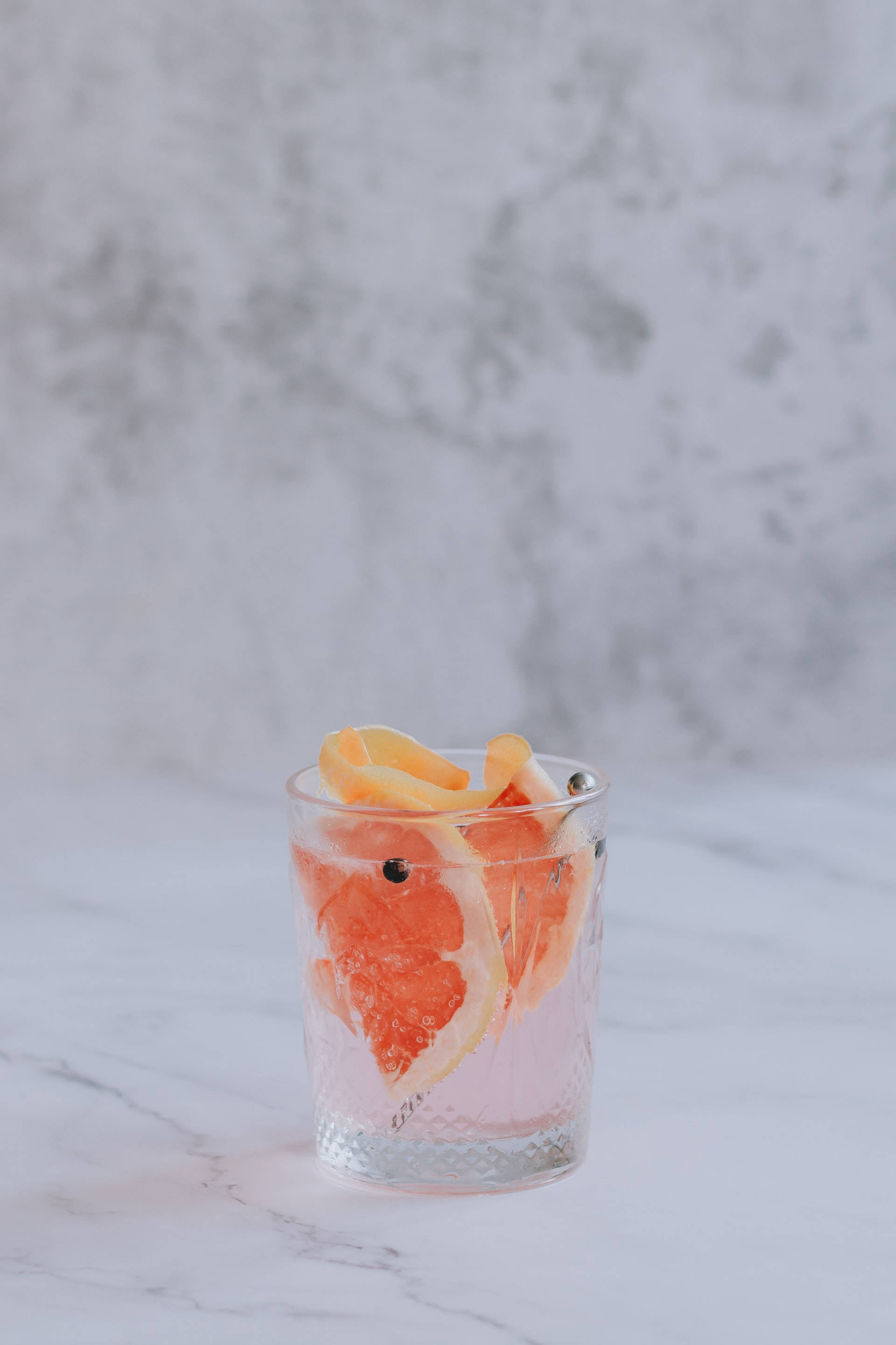 Peisaj de vară cu cocktail infuzat cu gin și fructe Fundal