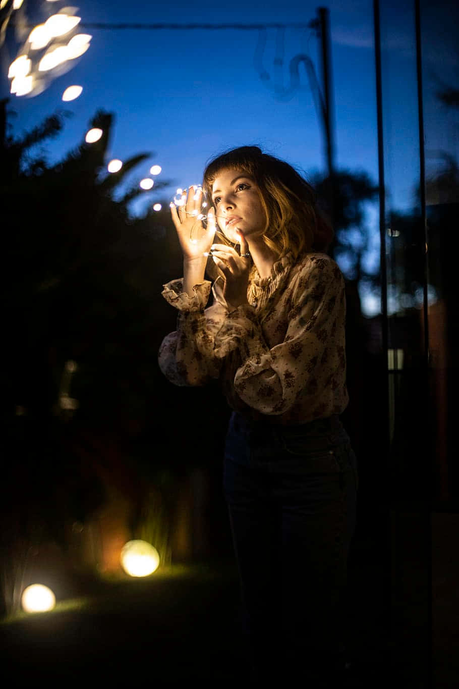 Persoană Inventivă Iluminând Idei Strălucite Fundal