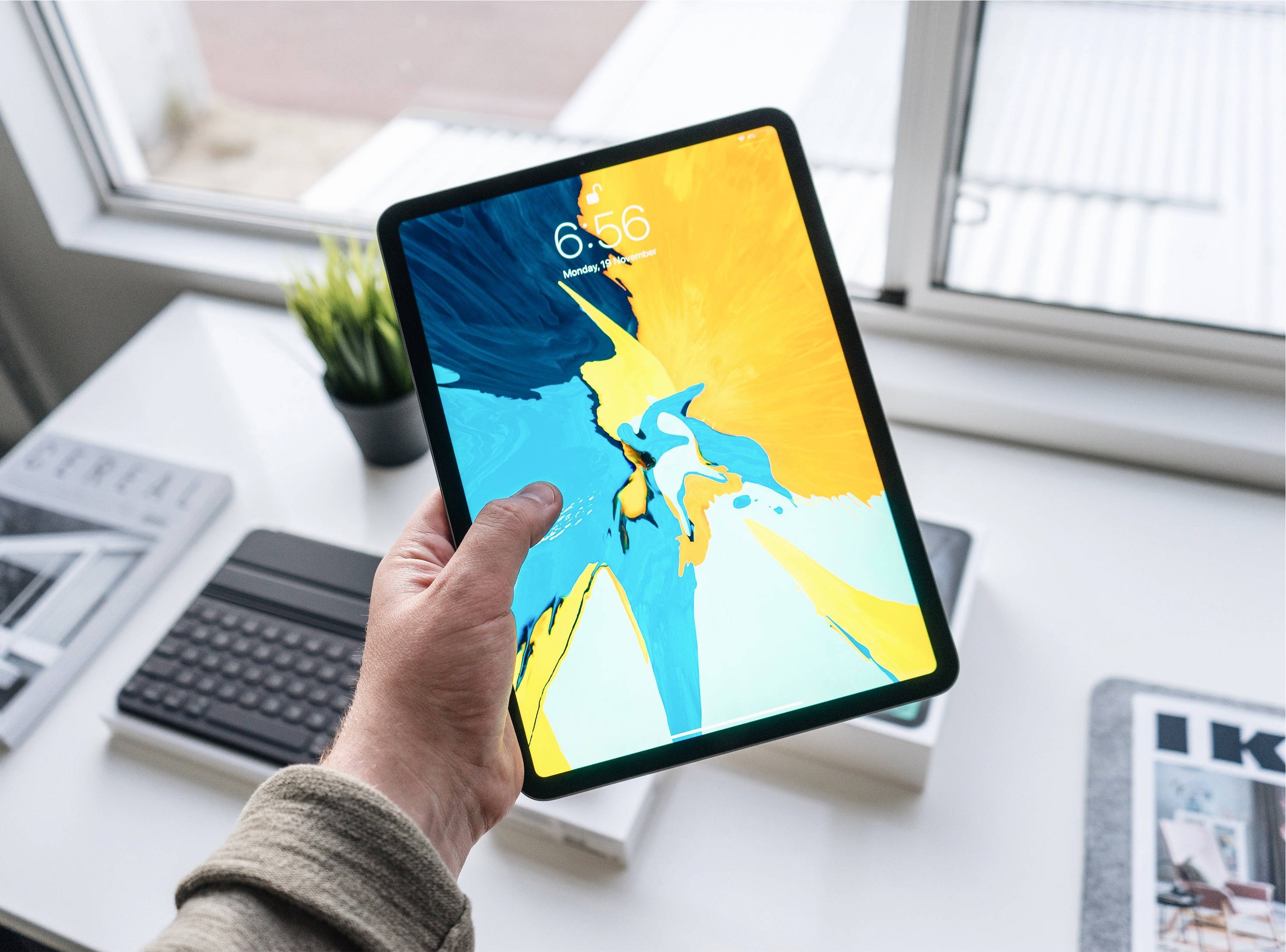 Persoană Ținând Apple iPad Pro Fundal