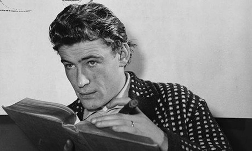Peter O'Toole pregătindu-se pentru rolul său iconic din Lawrence al Arabiei Fundal