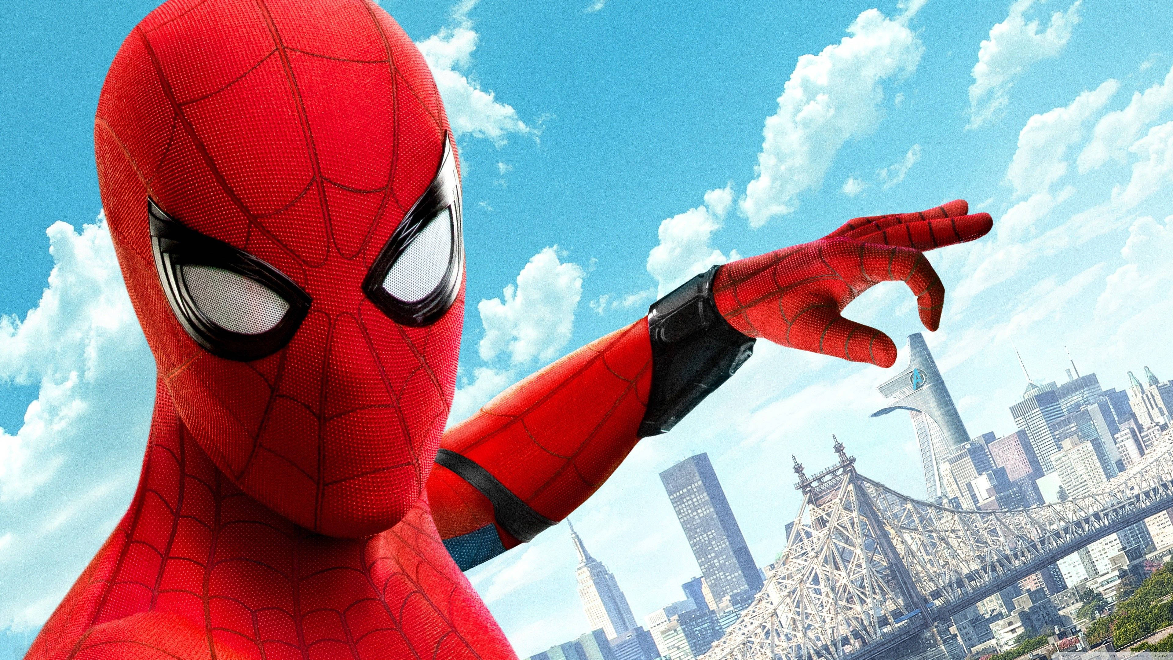 Peter Parker și Răzbunătorii cucereasc lumea de pe vârful turnului lor Fundal