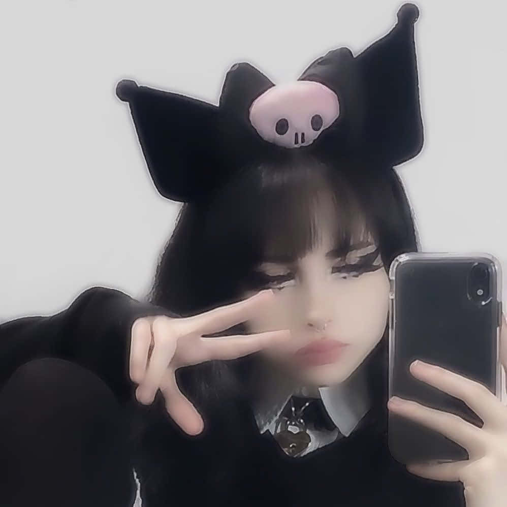 PFP Aleatorie cu Fata Kuromi Fundal
