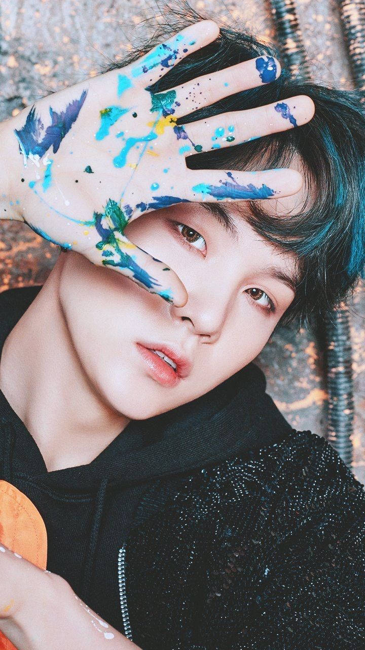 Pictura drăguță pe mâna lui Suga din BTS Fundal