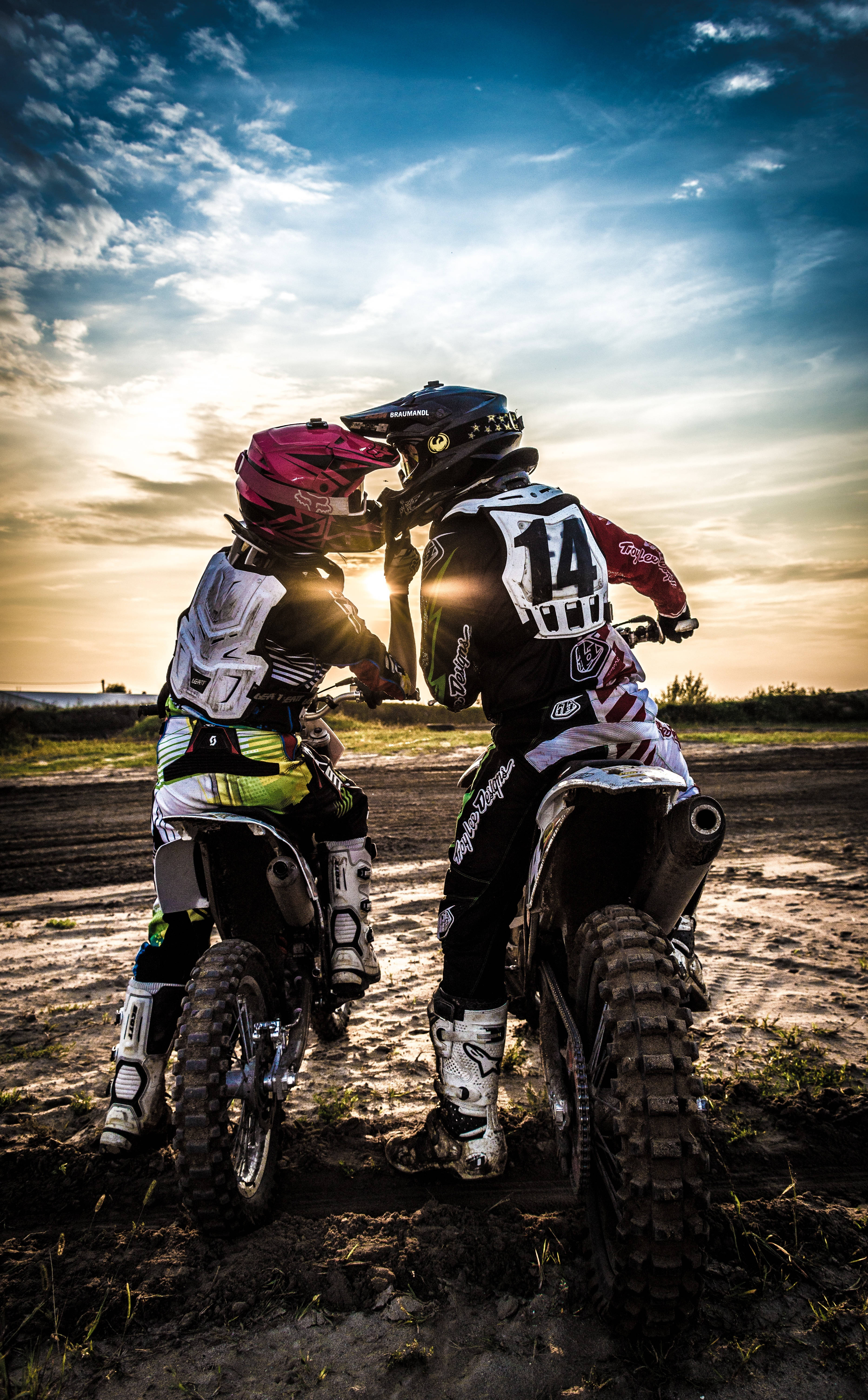 Piloti de Motocross Vorbind Fundal