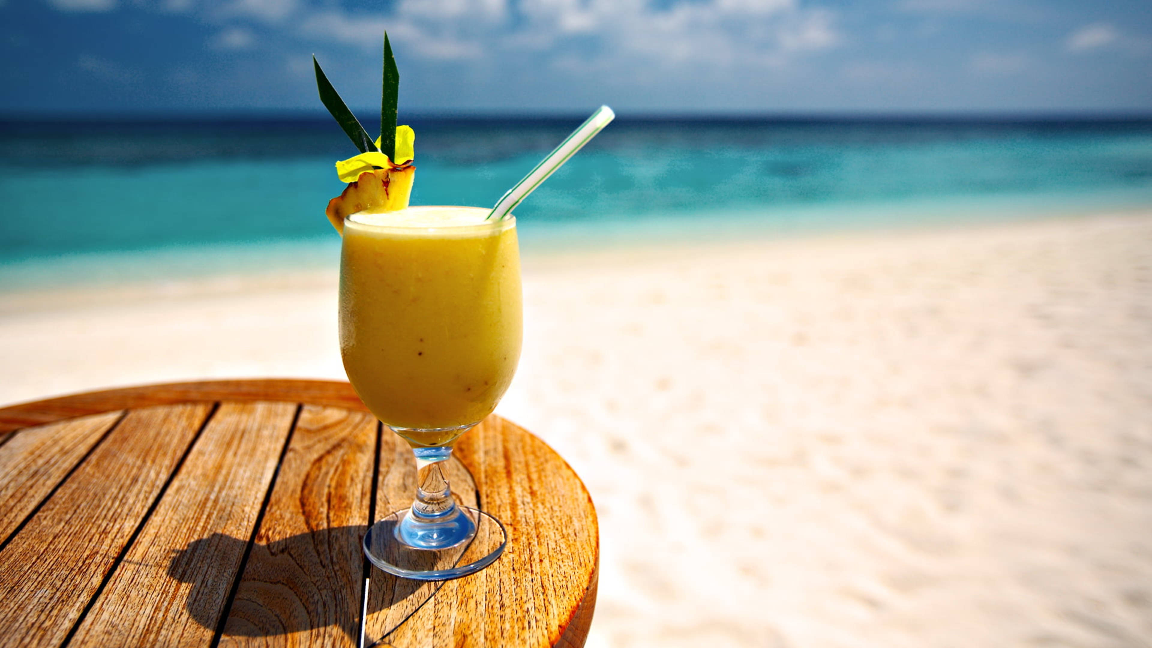 Băutură tropicală Pina Colada Fundal