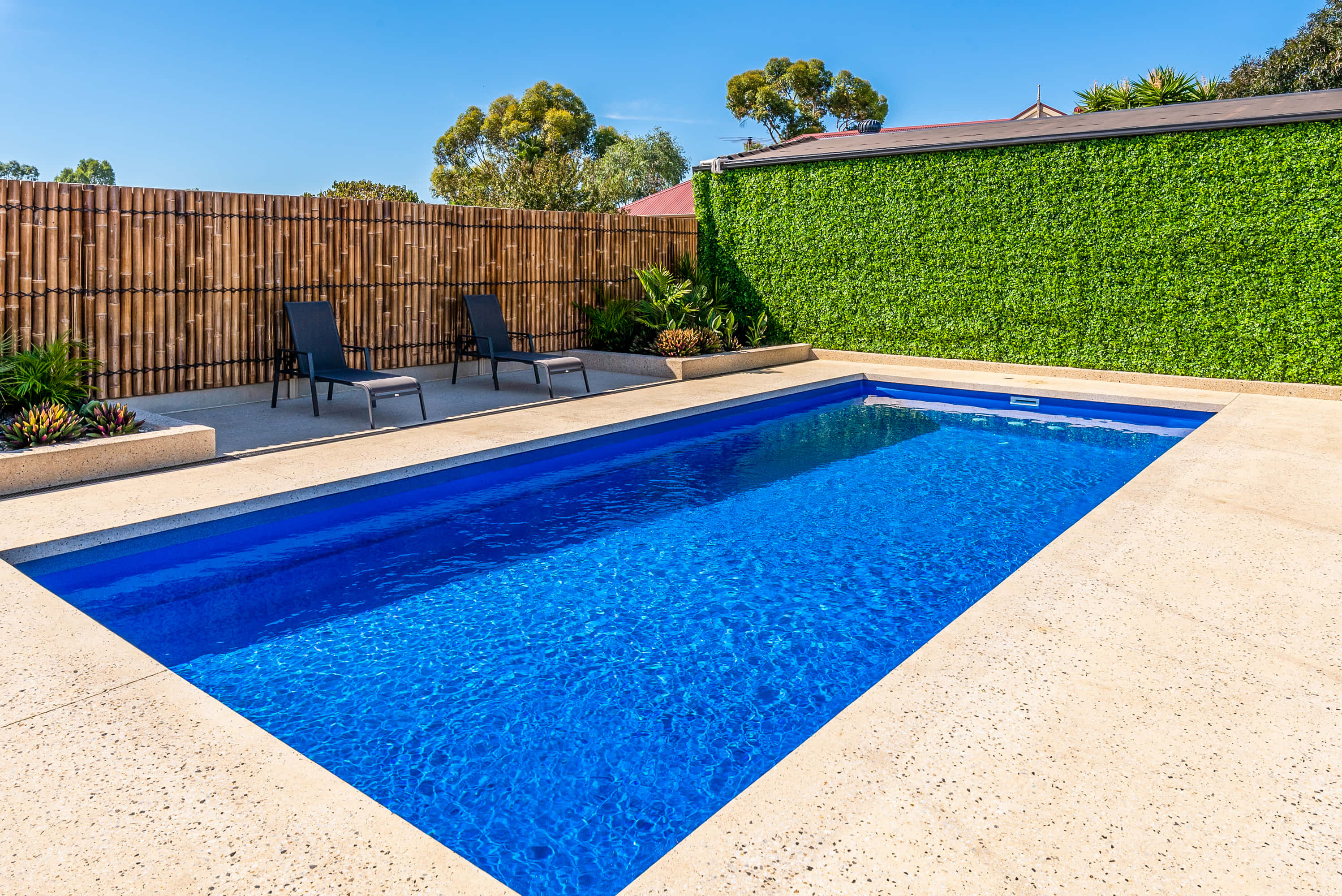 Piscină dreptunghiulară albastră într-o zi însorită Fundal