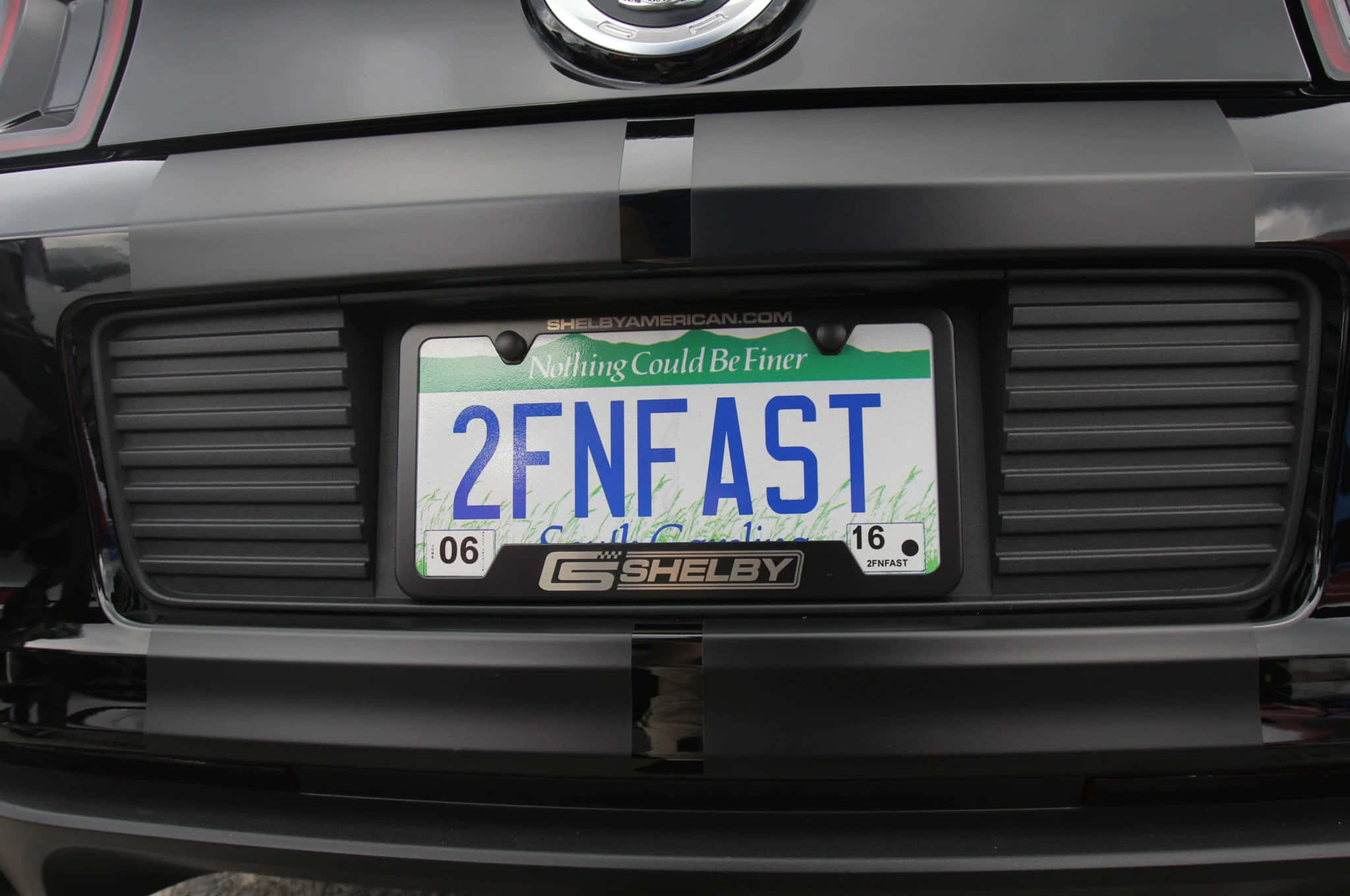Placă de înmatriculare personalizată pe un vehicul elegant Fundal