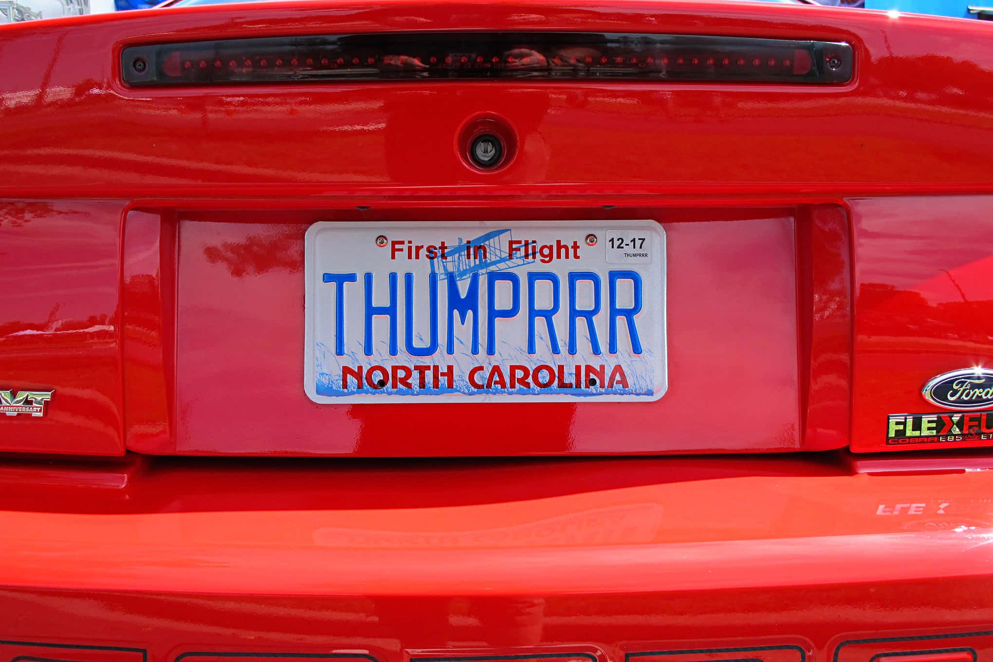 Placă de înmatriculare personalizată pe un vehicul elegant Fundal