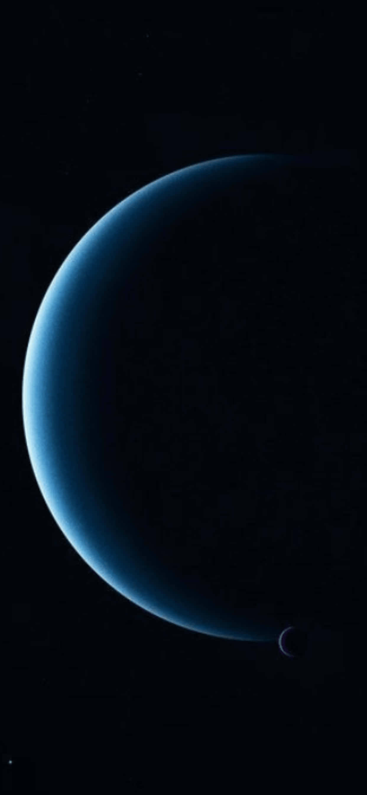 o planetă albastră cu o lună în fundal