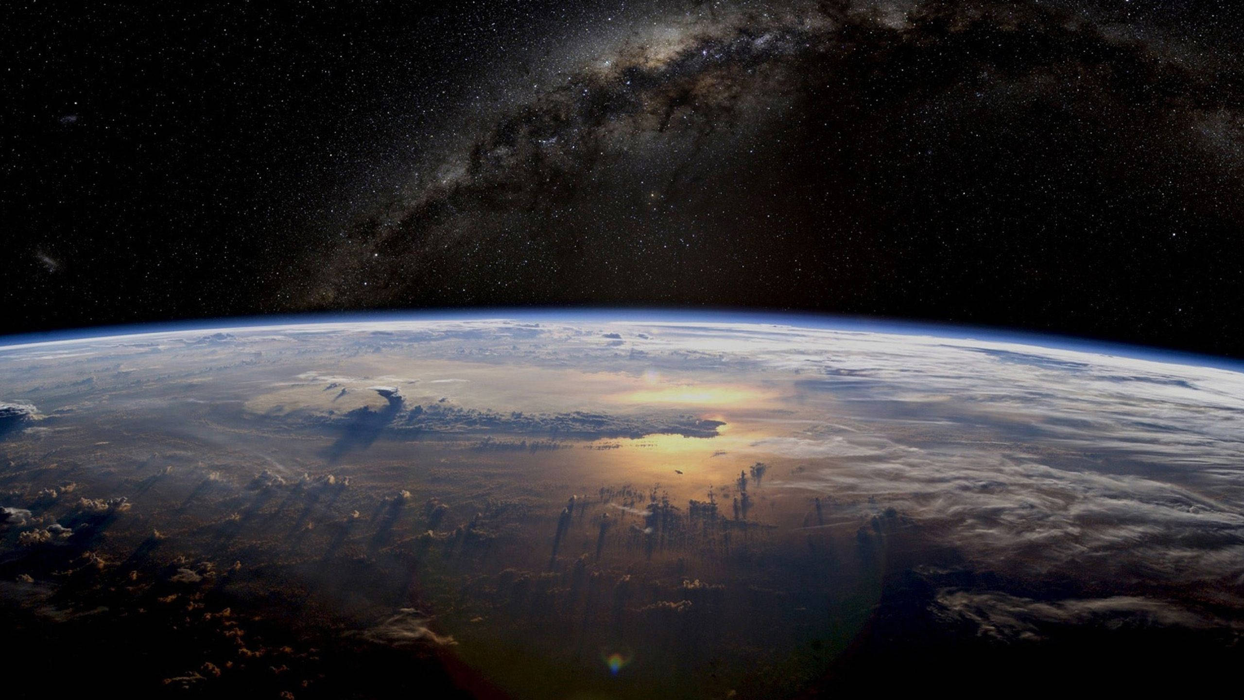 Planetă în spațiu 1440p HD Fundal