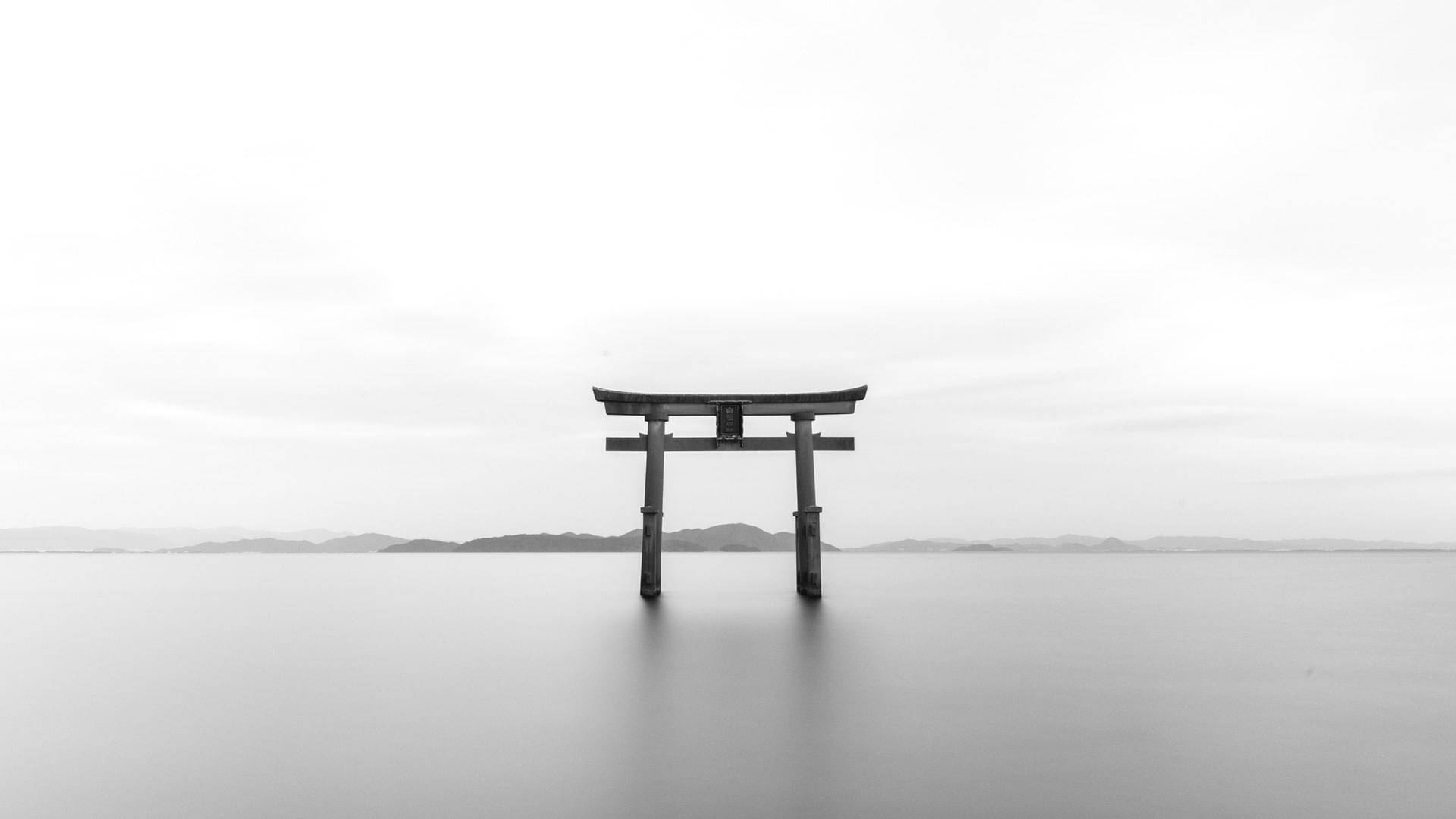 Poarta Torii impunătoare din Japonia în fotografie monocromă Fundal