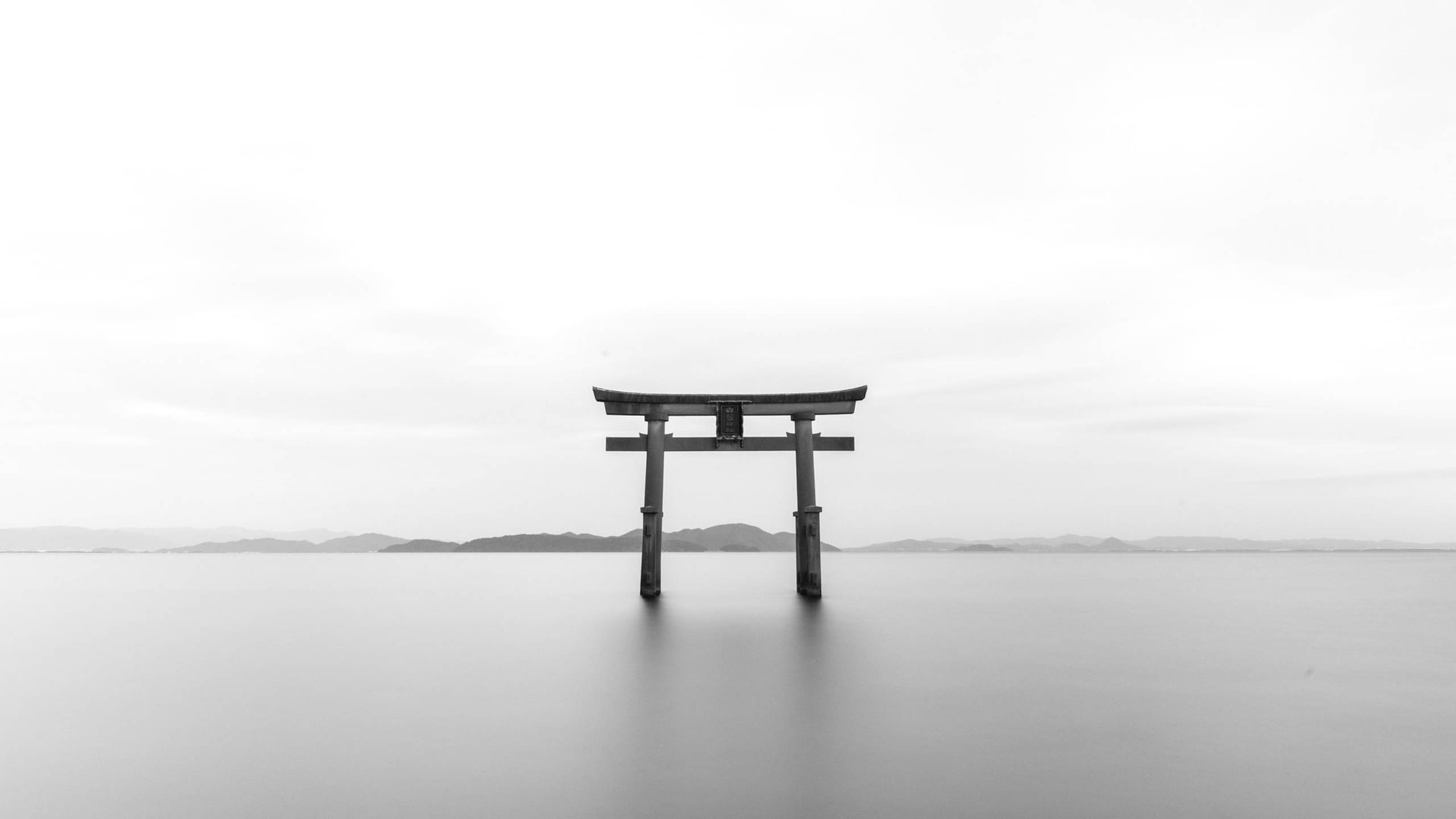 Poarta Torii impunătoare din Japonia în fotografie monocromă Fundal