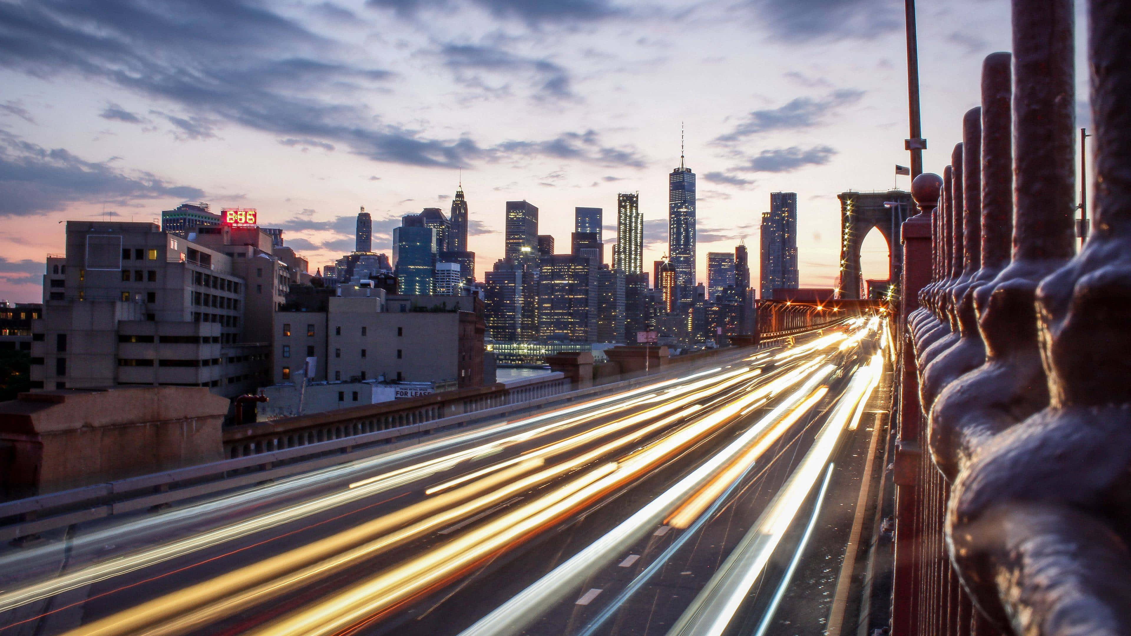 podul brooklyn la amurgit cu lumini ale orașului Fundal