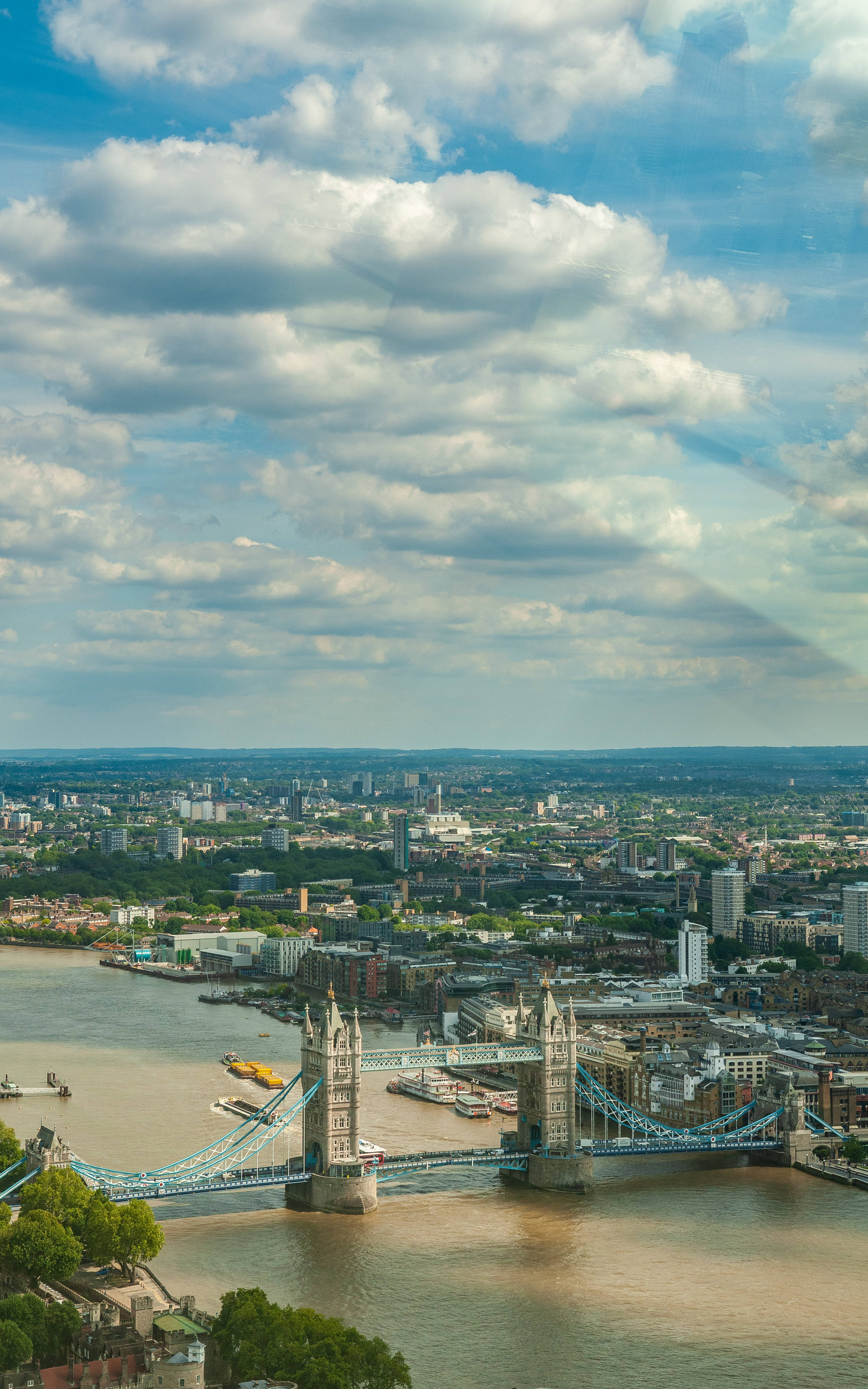 Emblematicul Pod Tower din Londra Sub un Cer Înnorat Fundal