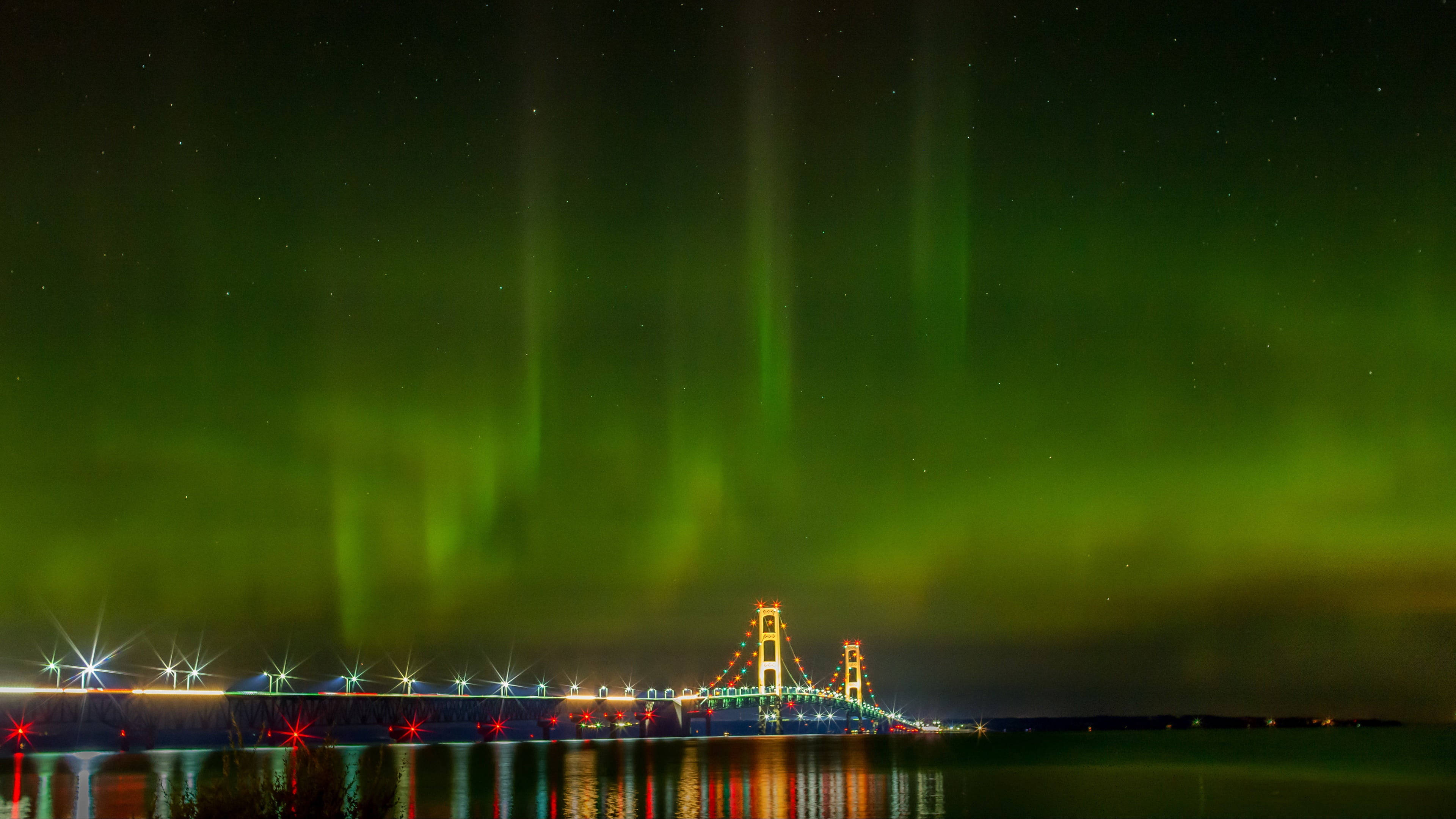 Podul Mackinac cu Aurora Boreală Fundal