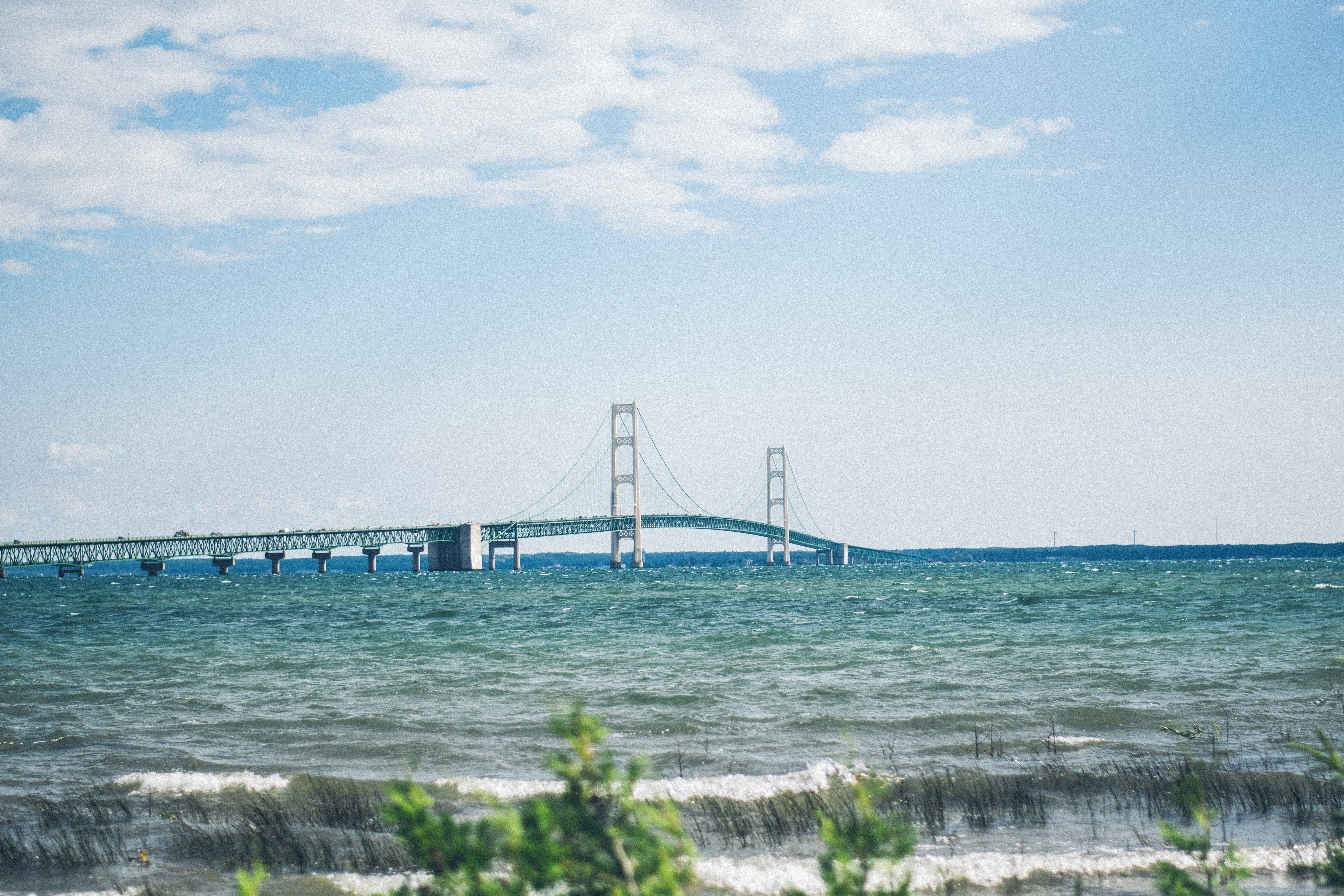 Podul Majestic Mackinac Întins peste Apele Albastre și Senine Fundal