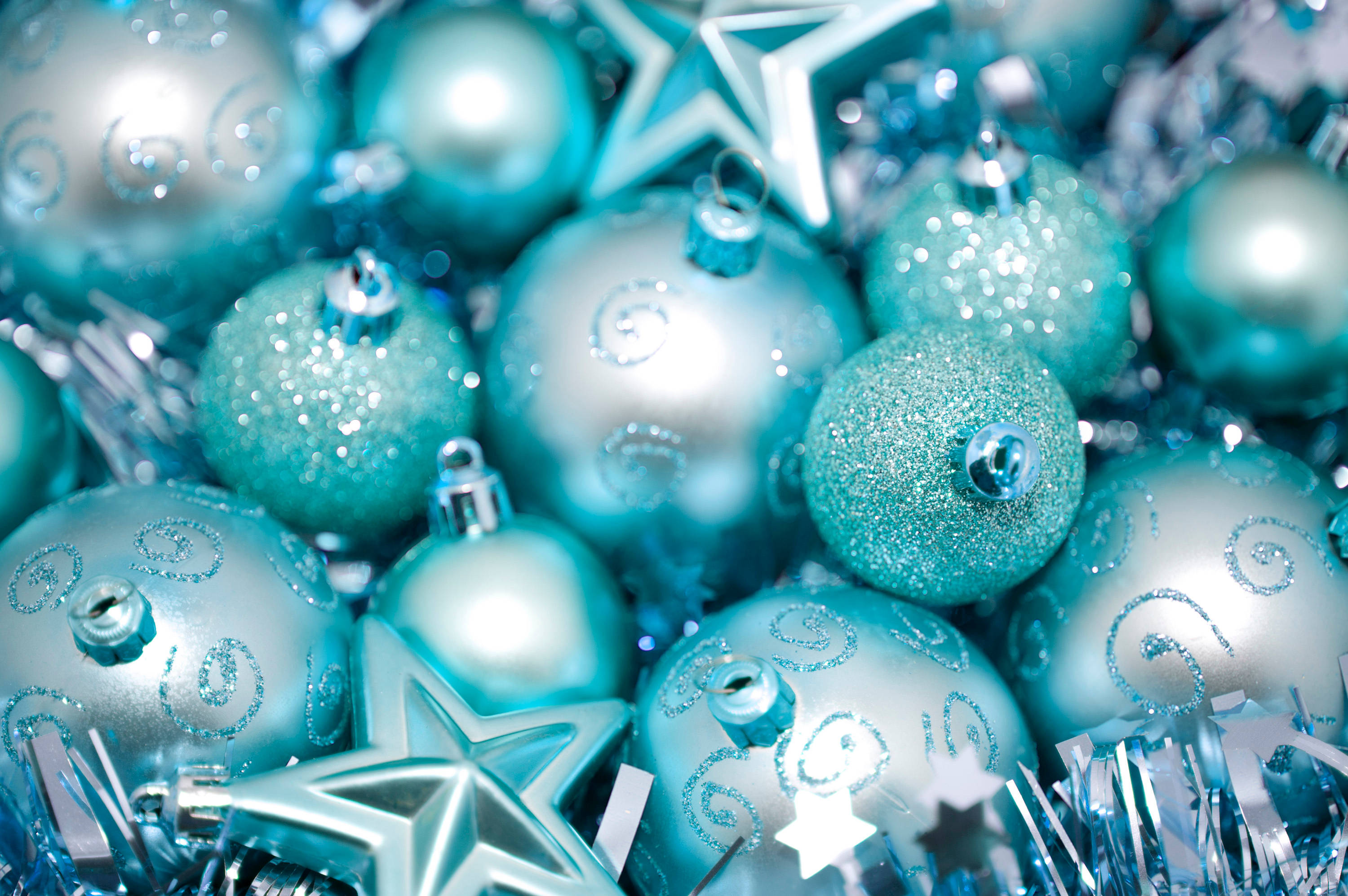 Pomul de Crăciun cu globuri turcoaz ce împodobesc sărbătorile festive Fundal