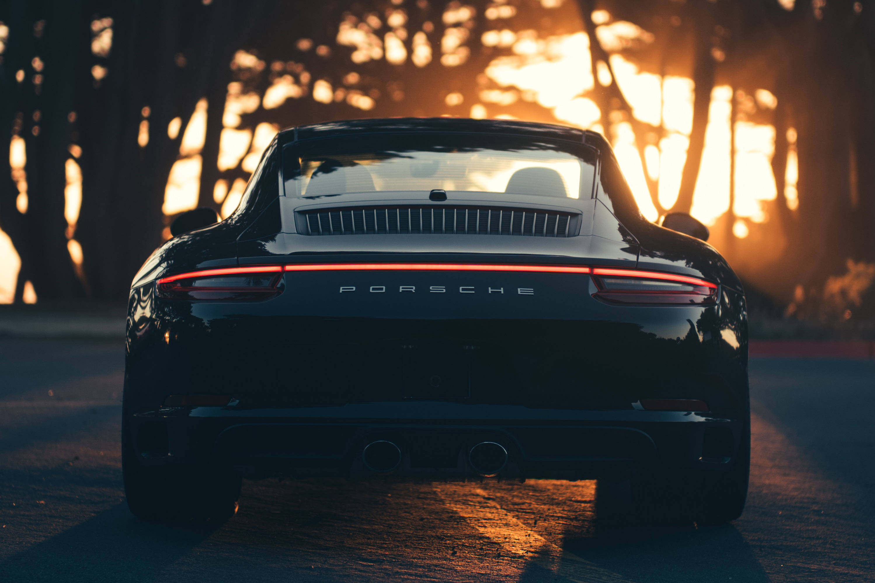 Porsche 911 negru privind apusul Fundal