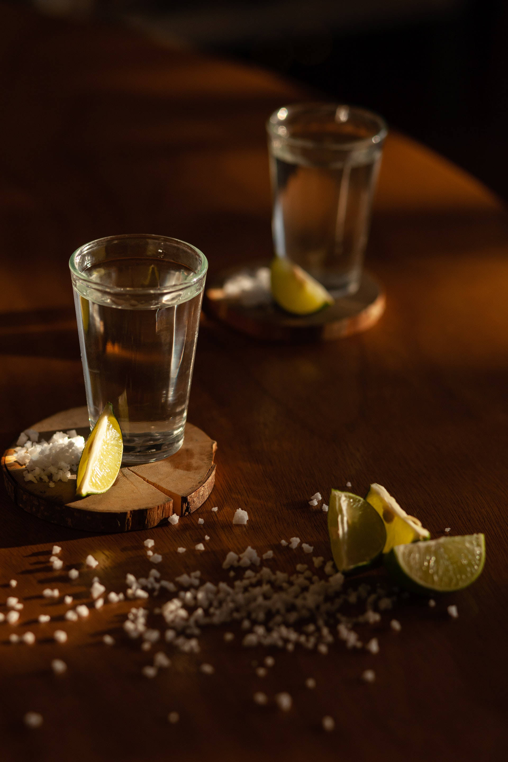 Porții Exquisite de Tequila Servite cu Lămâie și Sare Fundal