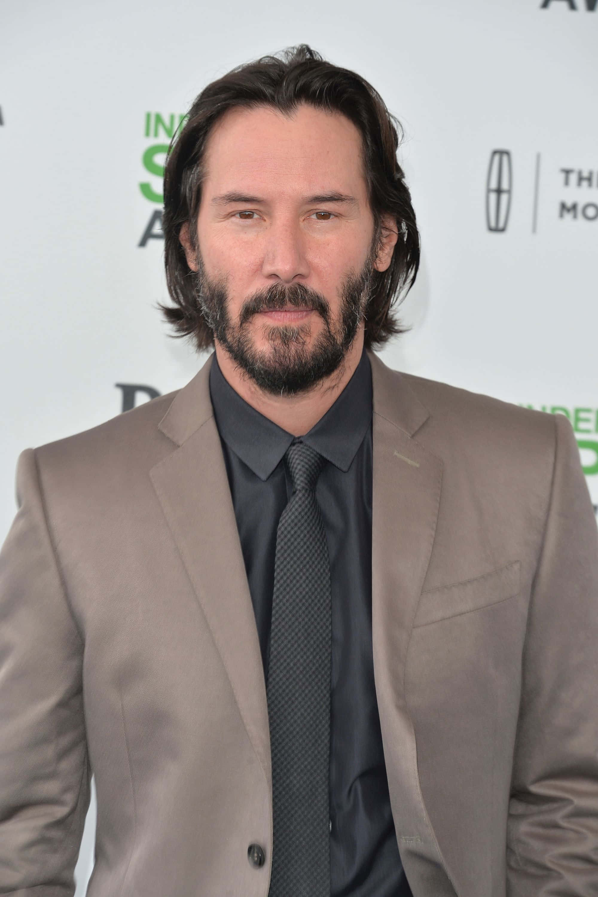 Portret Captivant al lui Keanu Reeves Fundal