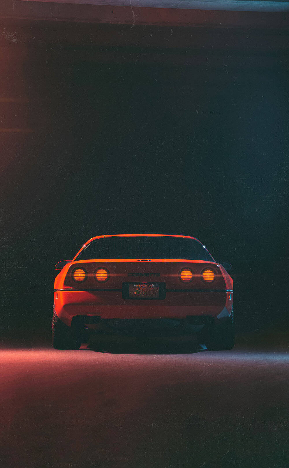 Portret Corvette C4 roșie Fundal