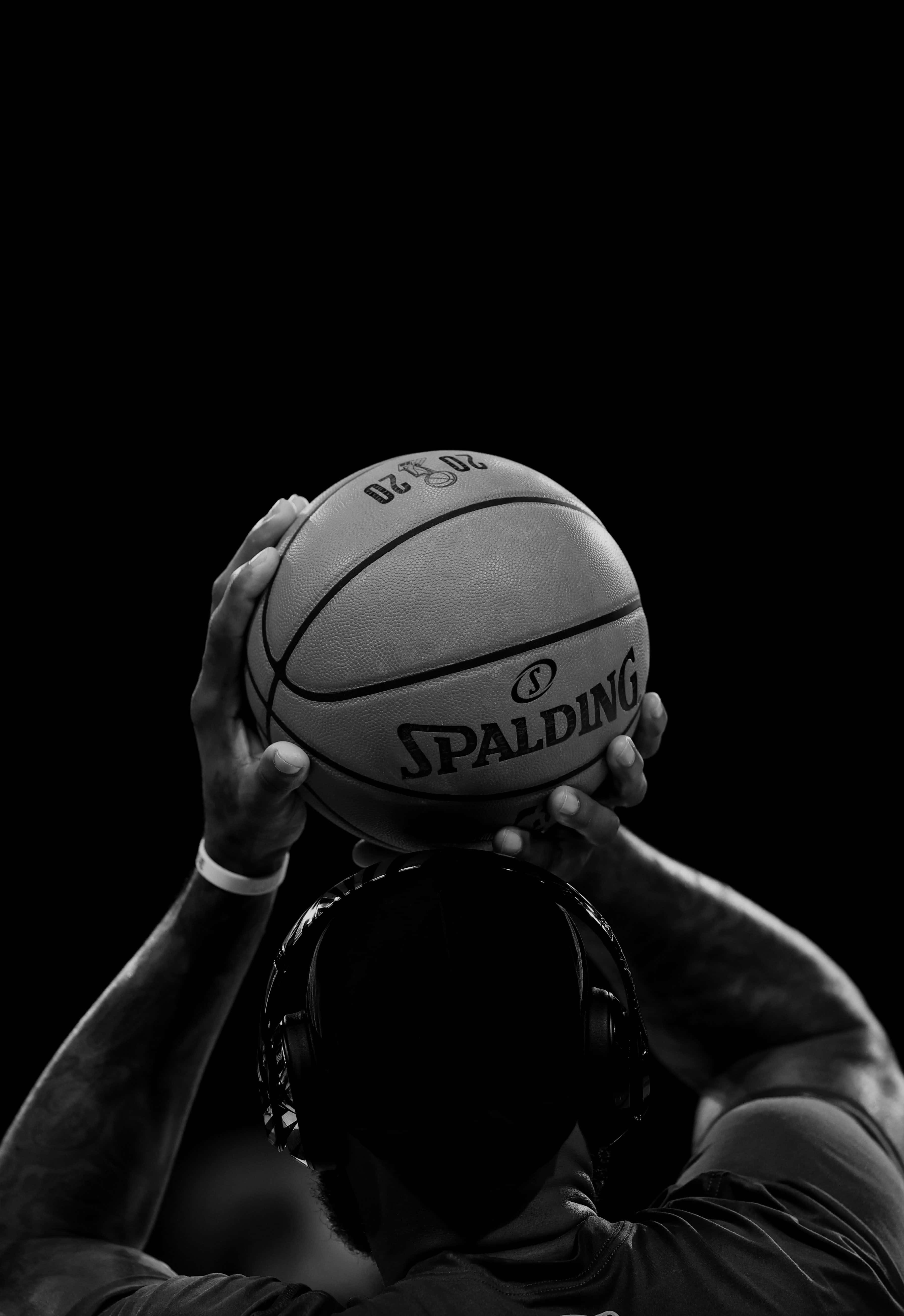 Poster cu minge de baschet neagră Spalding Fundal