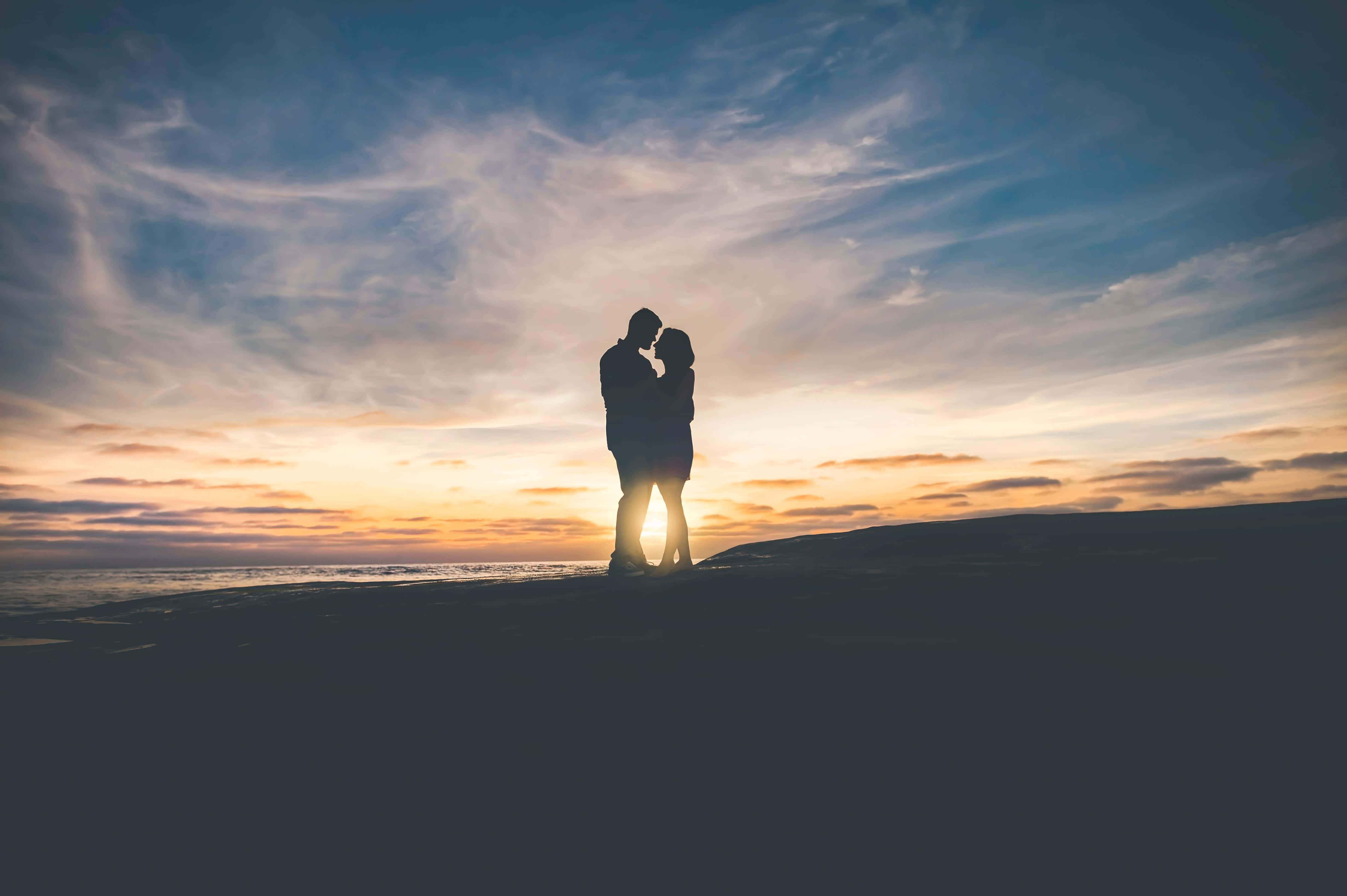 Poza cu cuplu romantic la răsărit Fundal
