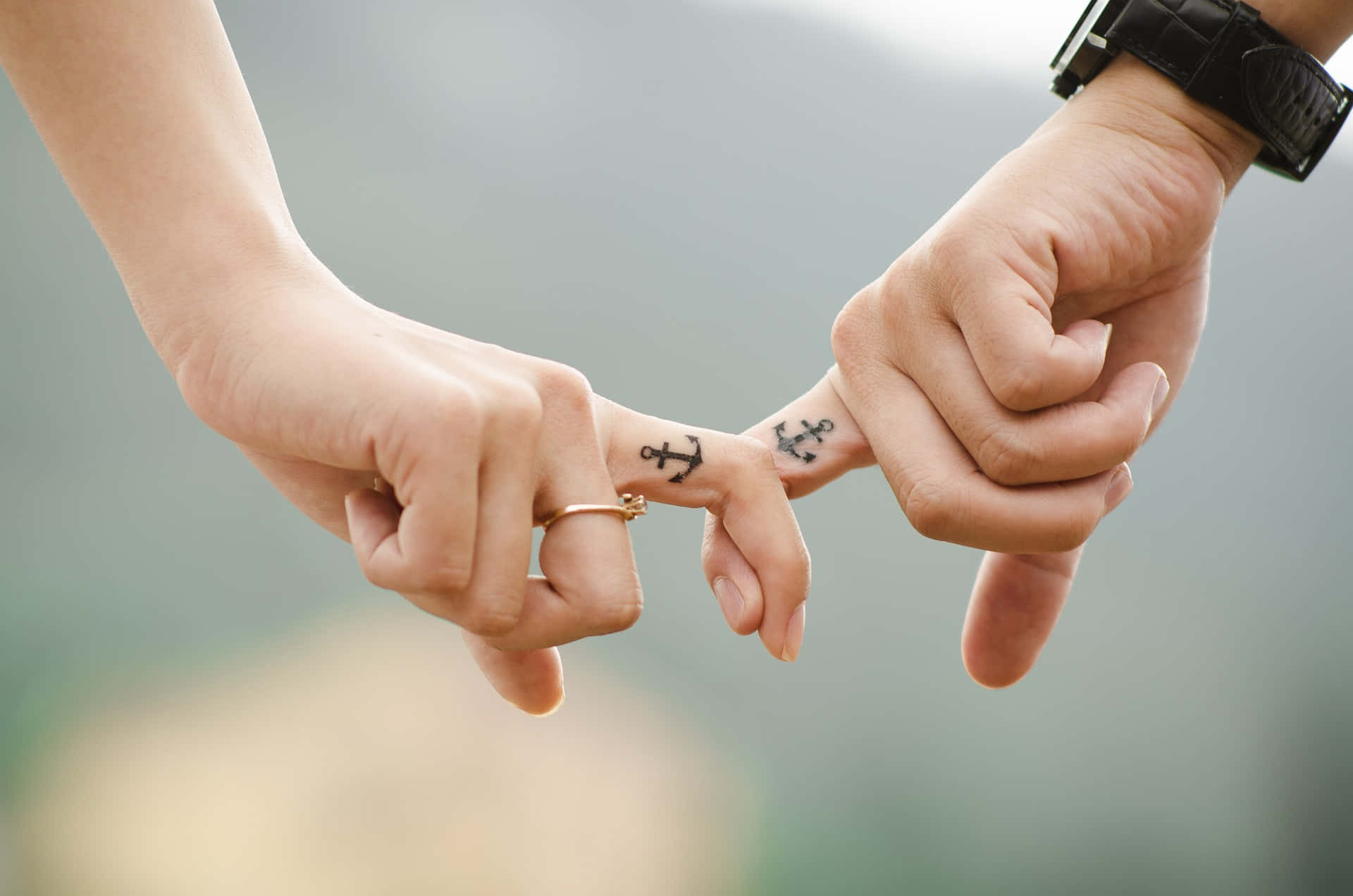 Poza cu tatuaj ancora simbol al relației de cuplu Fundal