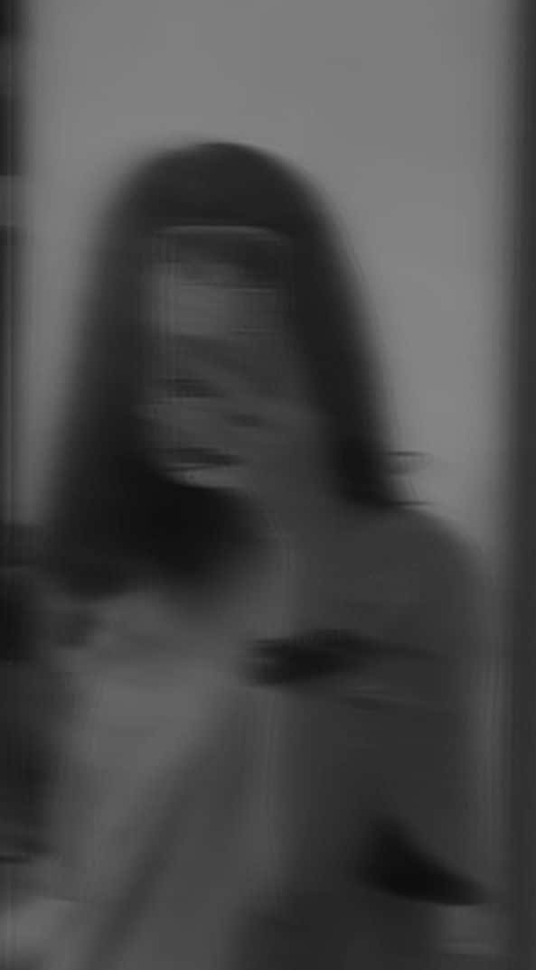Poza neclară cu o fată făcându-și selfie cu telefonul în oglindă Fundal