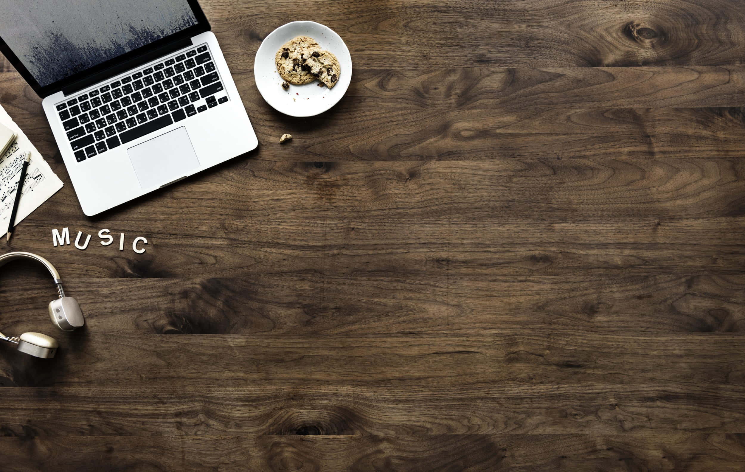 Poze estetice cu Macbook Fundal