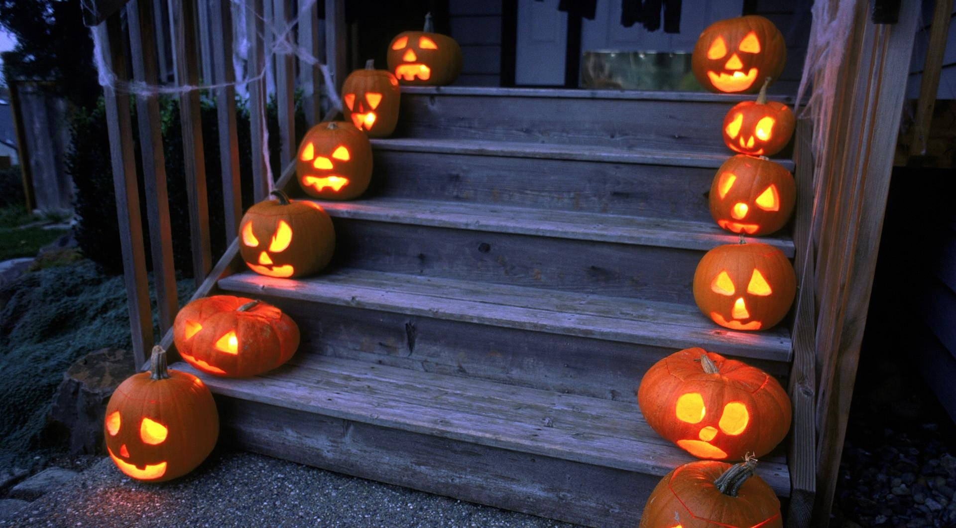 Pregătește-te pentru un Halloween înfricoșător și captivant în această casă bântuită! Fundal