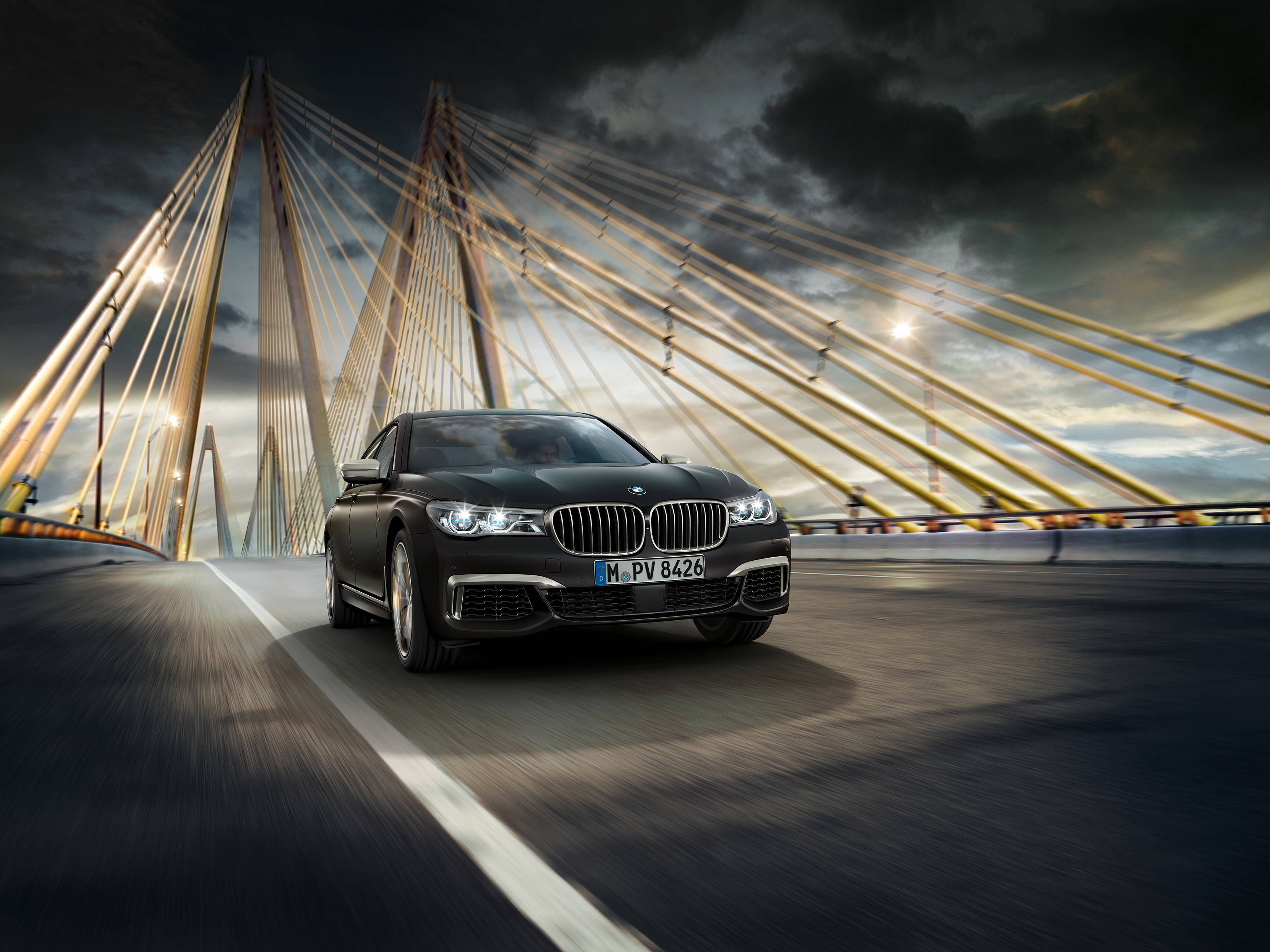 Pregătește-te să iei volanul luxosului BMW M760Li XDrive Fundal
