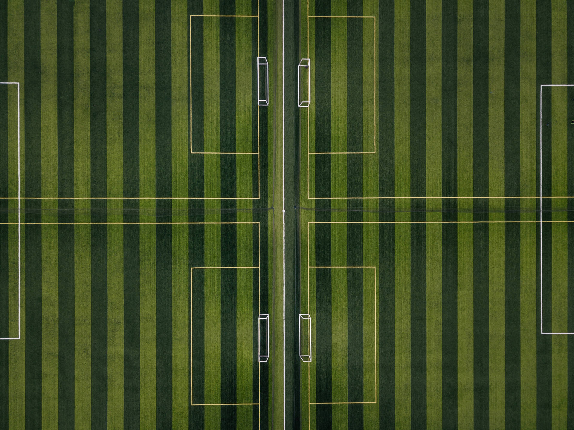 Teren de fotbal verde cu dungi, fundal desktop. — Fotbal Fundal