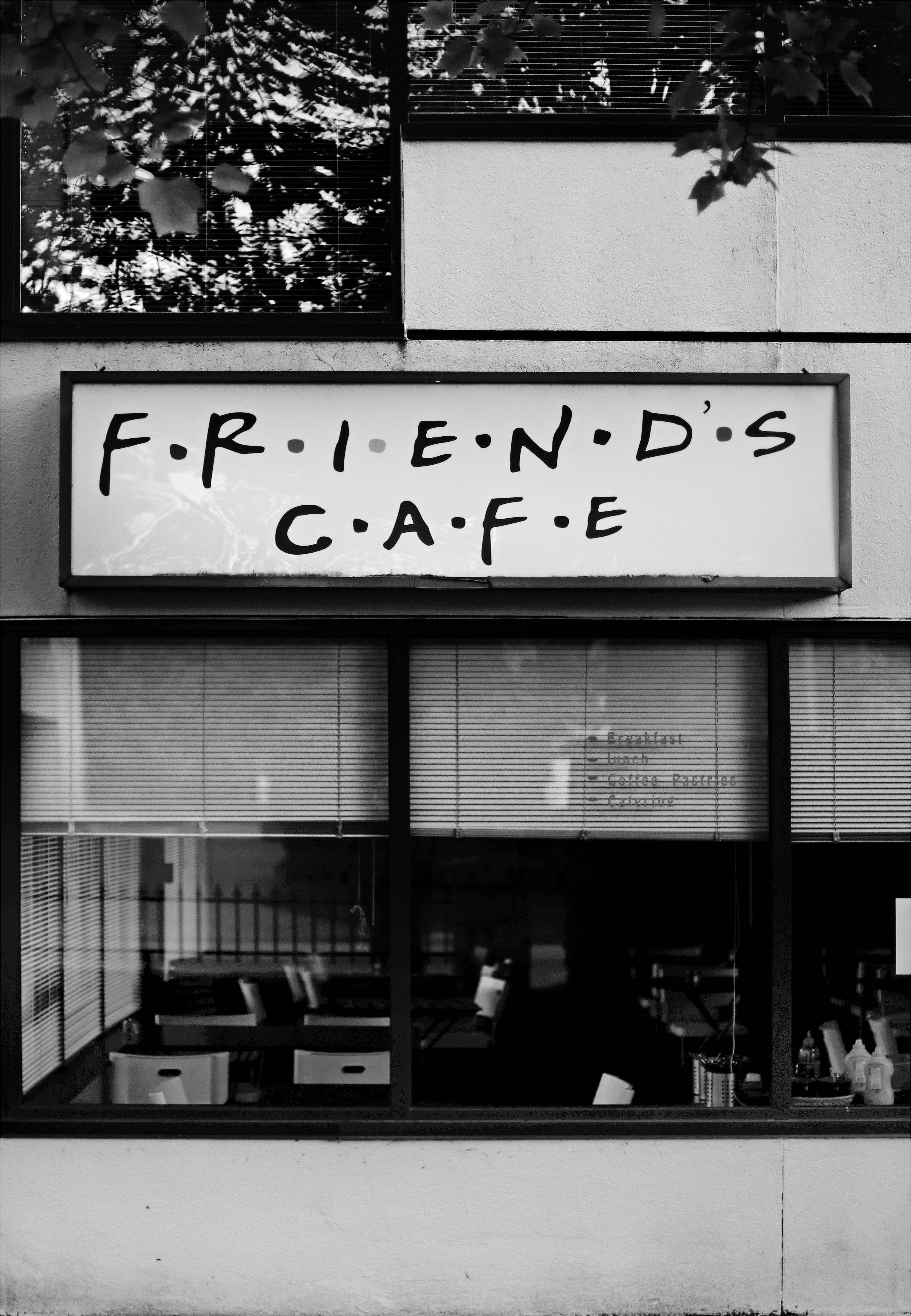 Prieteni bucurându-se de cafea la Central Perk Cafe Fundal