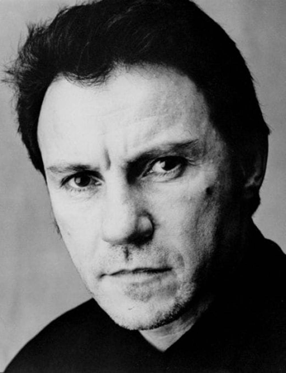 Prim-plan alb-negru cu Harvey Keitel Fundal