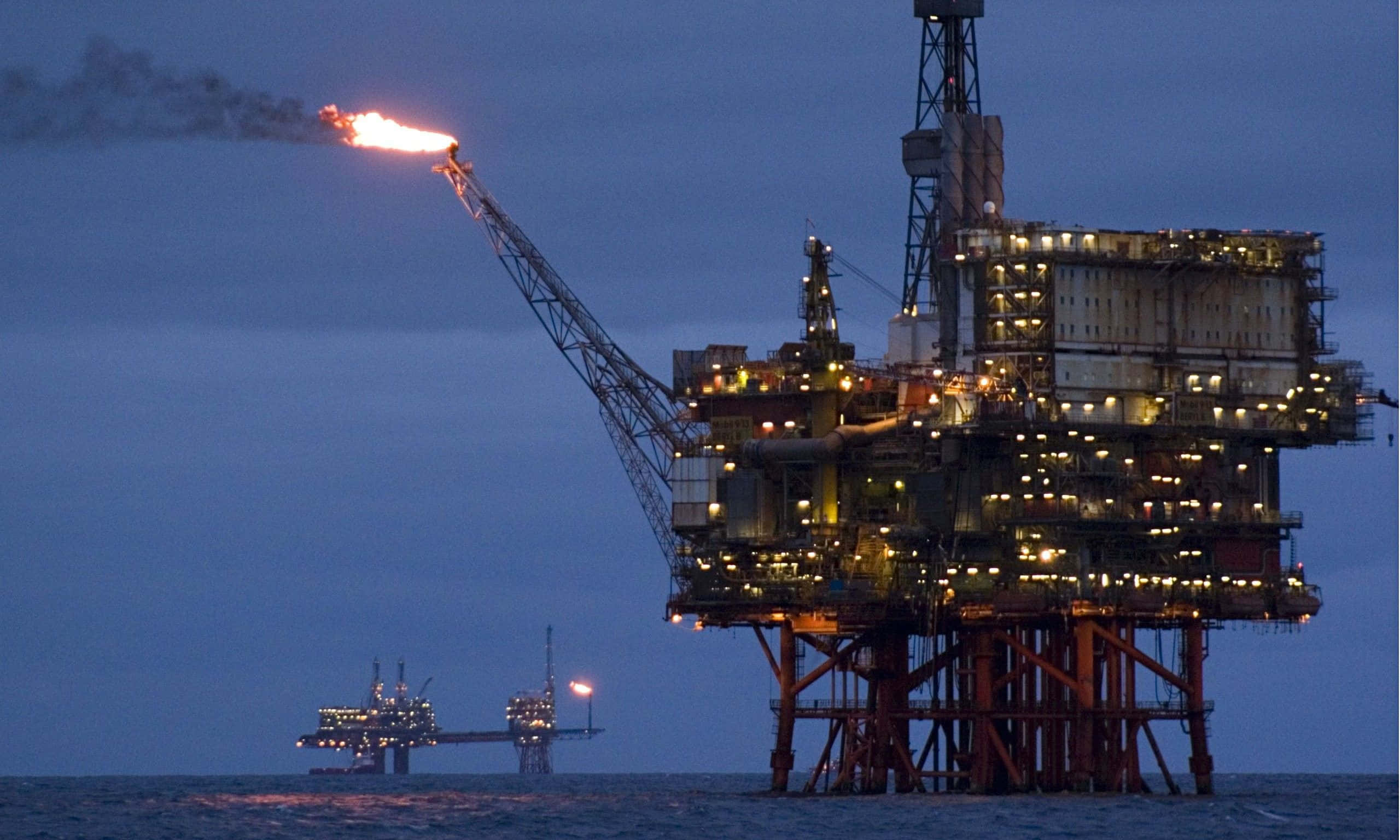 Priveliște Impunătoare a Platformei Petroliere Beryl Bravo Fundal
