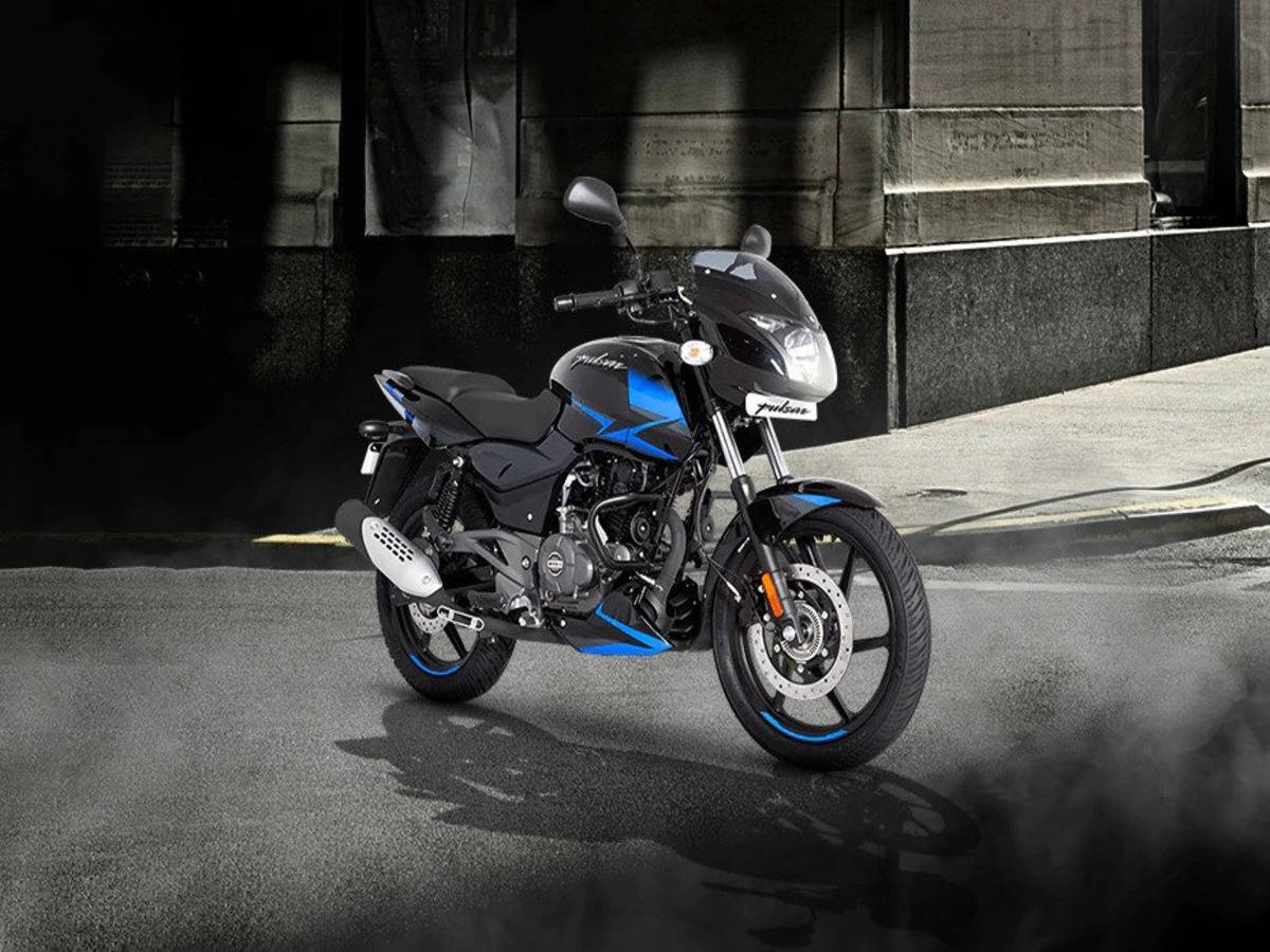 Pulsar 150 pe asfalt Fundal