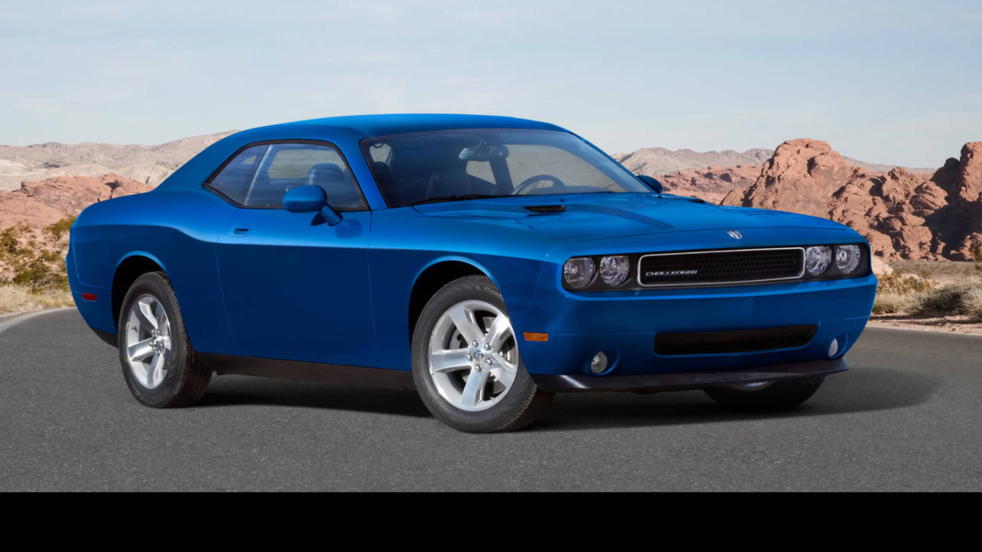 Puternicul Dodge Challenger Albastru într-o Postură Dinamică Fundal