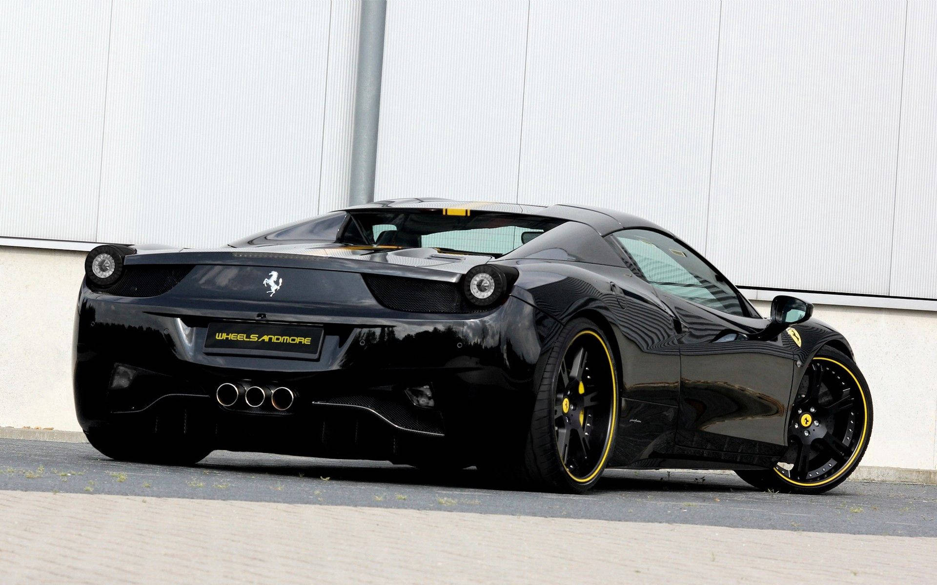Ferrari 458 Italia negru vedere din spate cu accente galbene wallpaper. — Ferrari Fundal